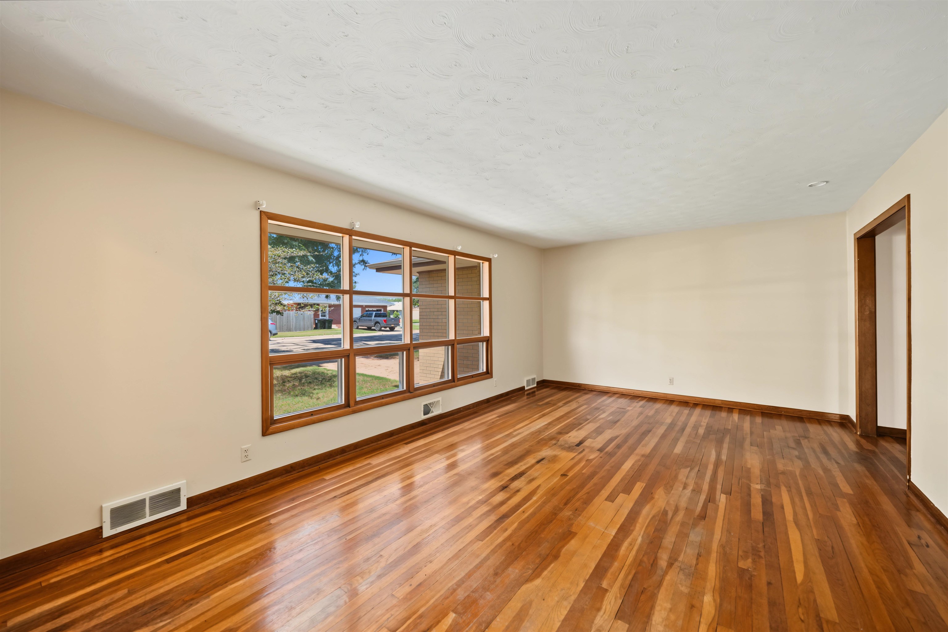 1709 Lewis St Property Photo 4