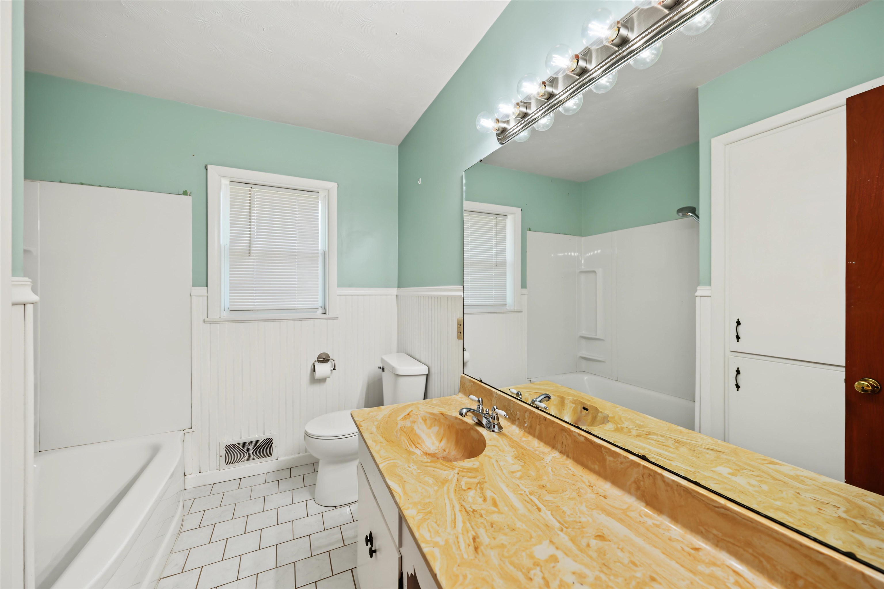 1709 Lewis St Property Photo 7