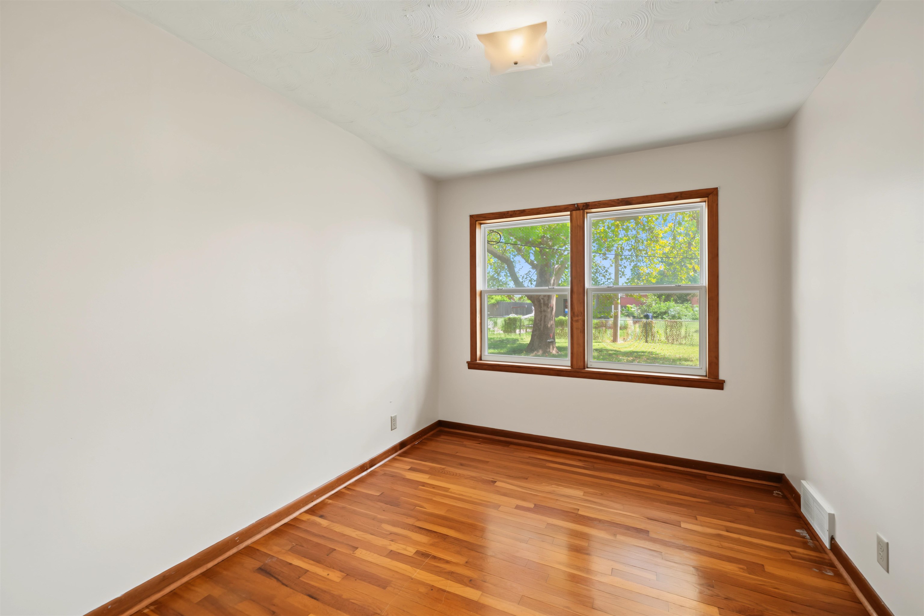 1709 Lewis St Property Photo 8