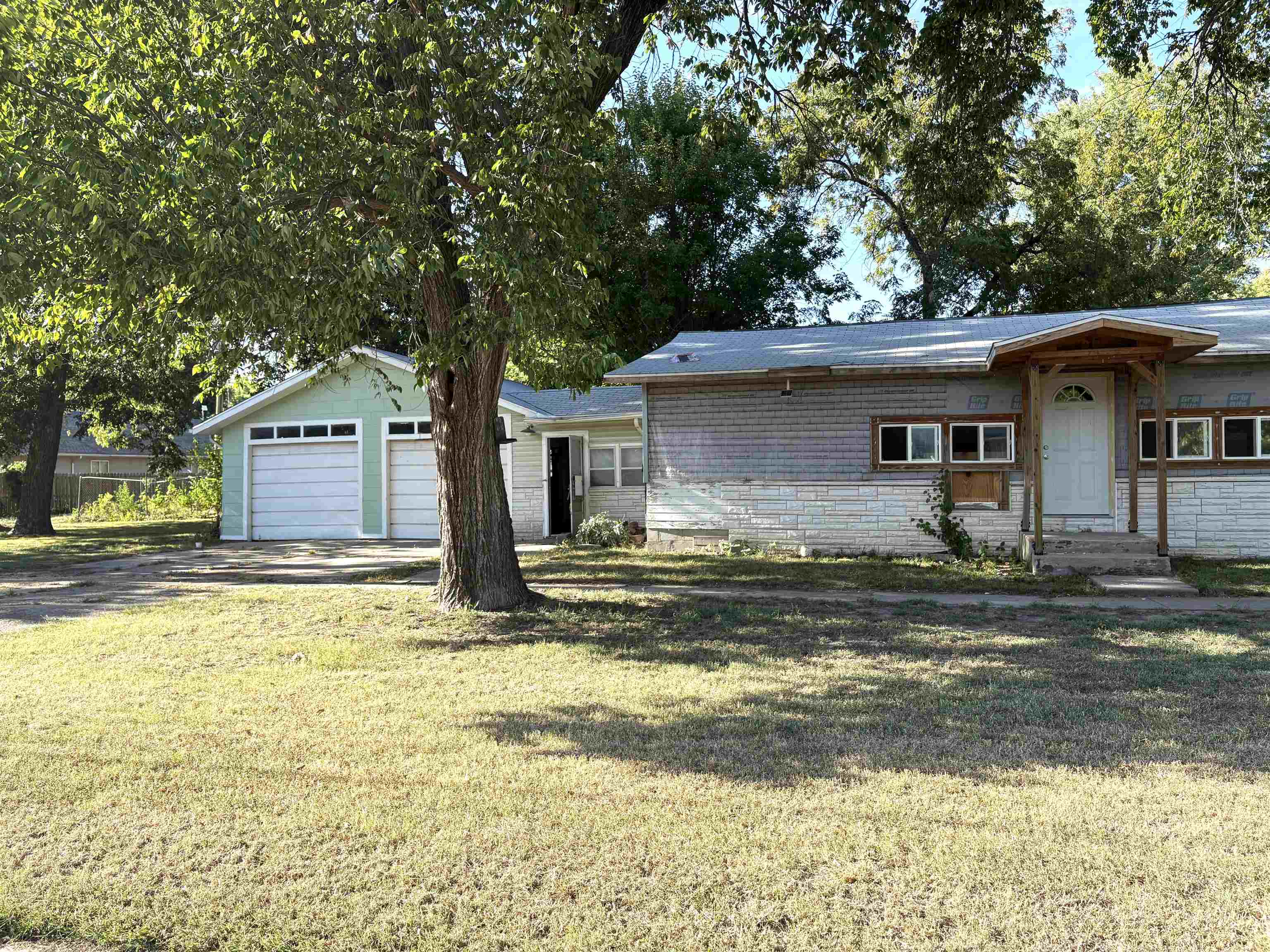 326 E 3rd St Property Photo 2