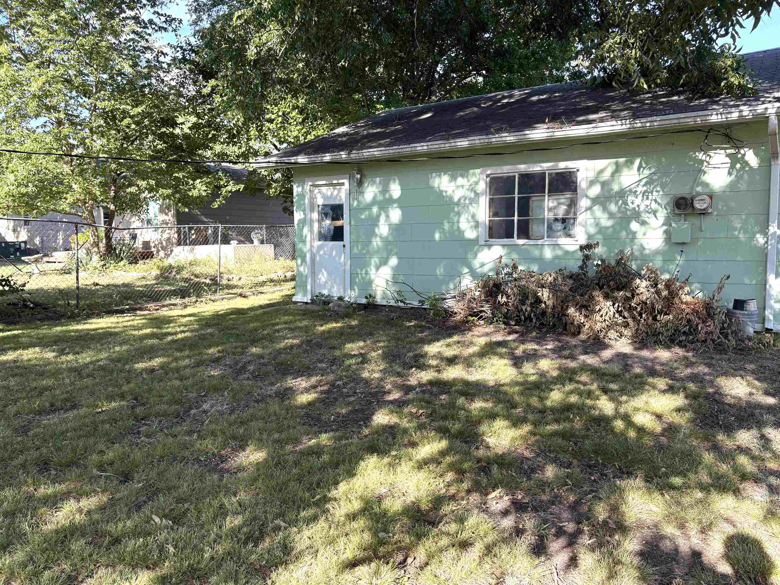 326 E 3rd St Property Photo 4