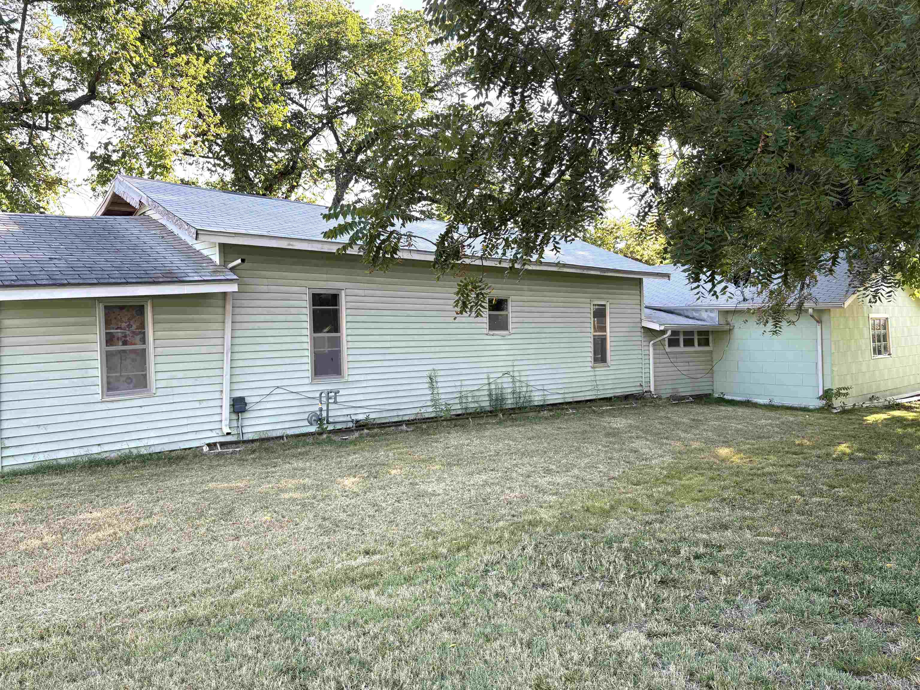 326 E 3rd St Property Photo 9