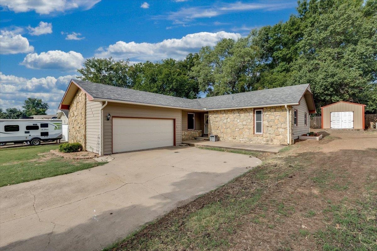 1003 Highland Dr Property Photo 1