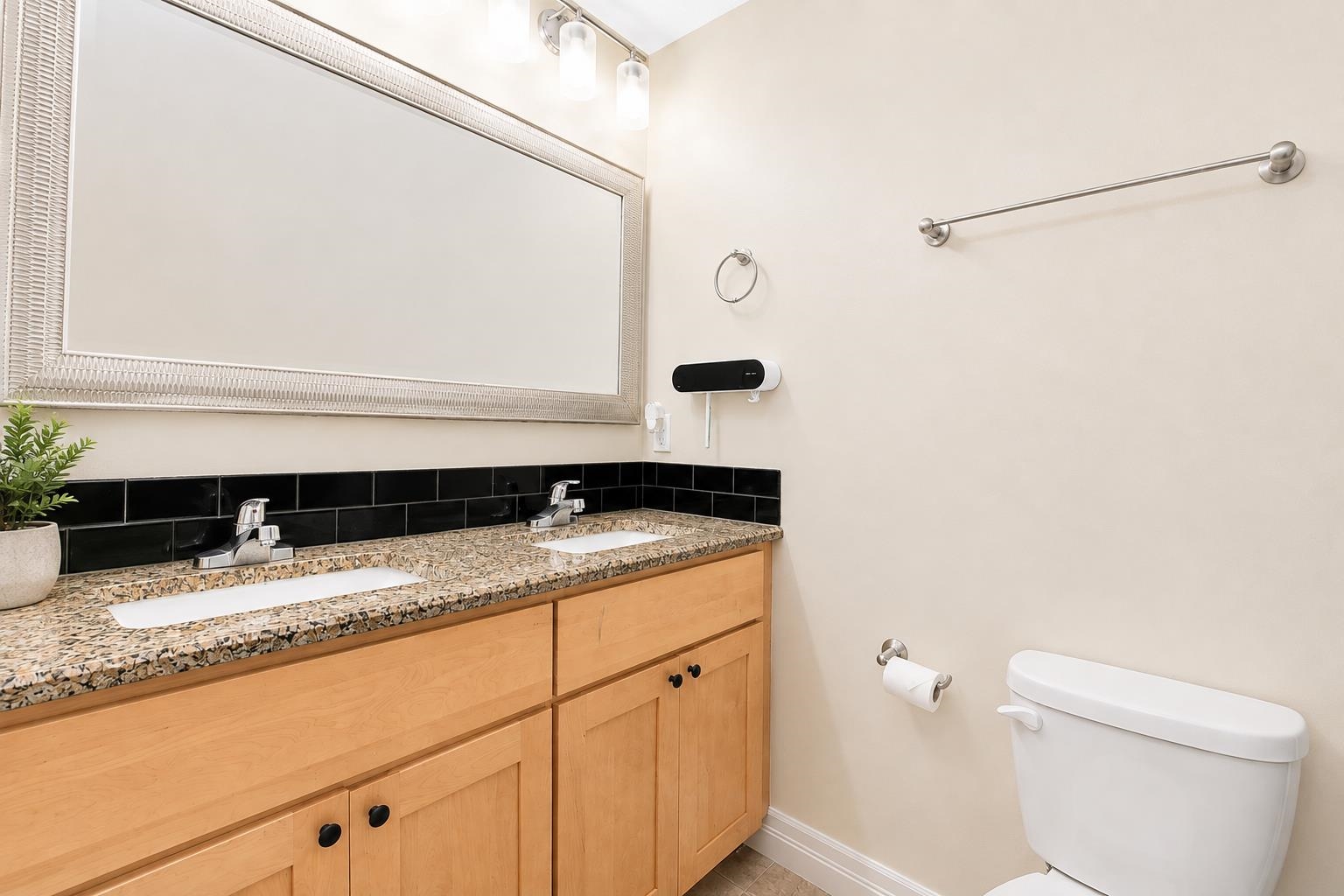 821 W 50th Property Photo 8