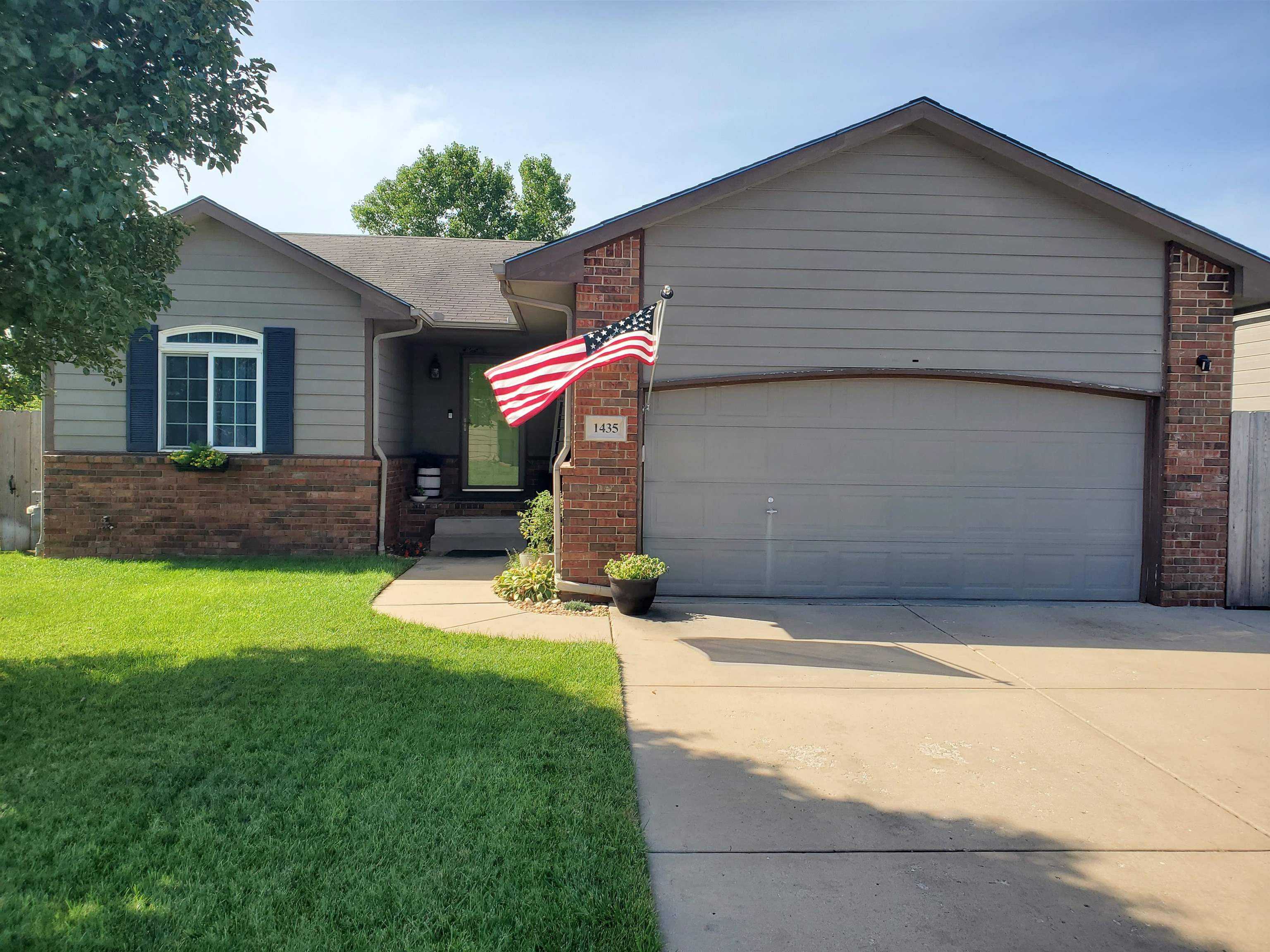 1435 E Berlin Property Photo 1