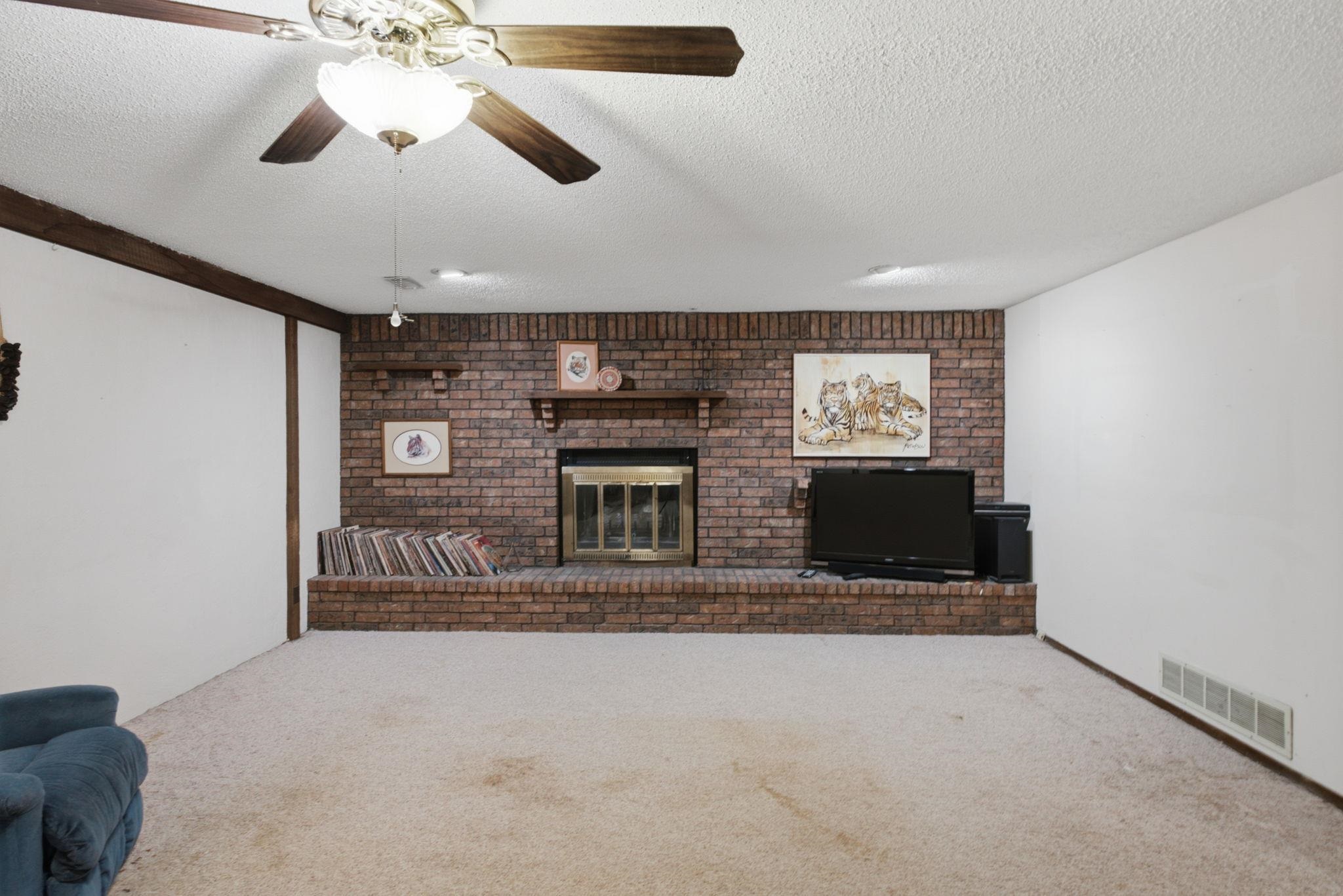 1518 N Covington Property Photo 14