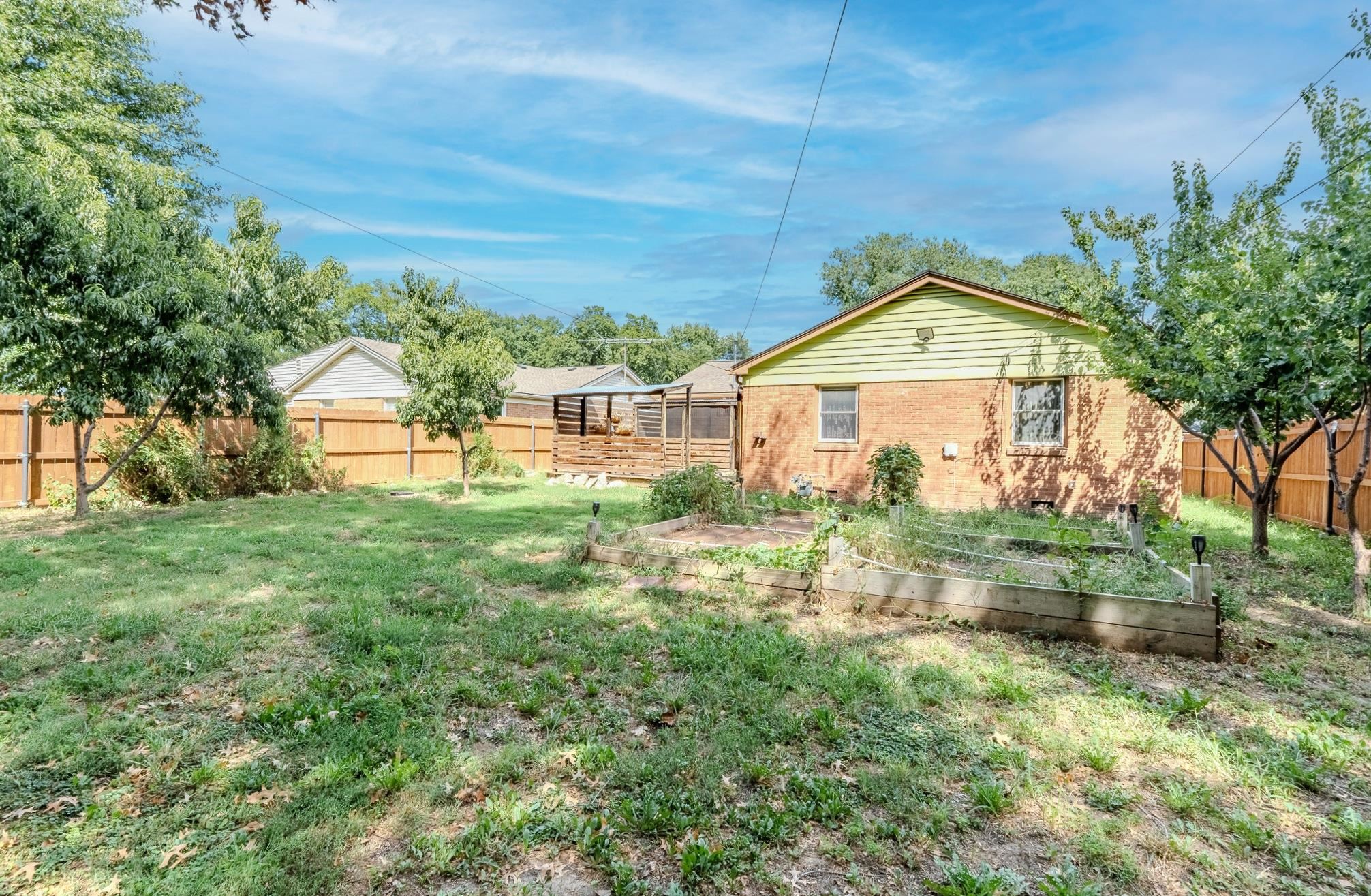 1127 N Derby Ave Property Photo 21
