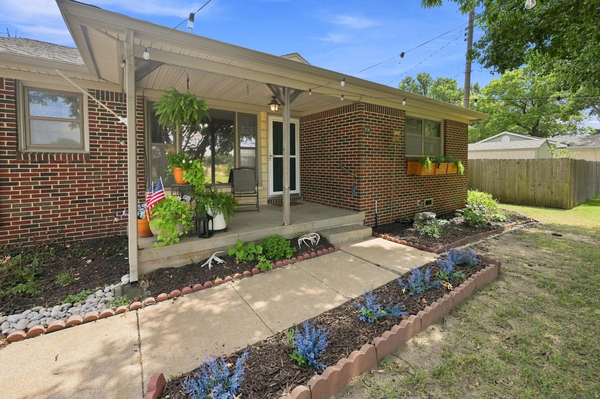 716 N Westview Property Photo 3