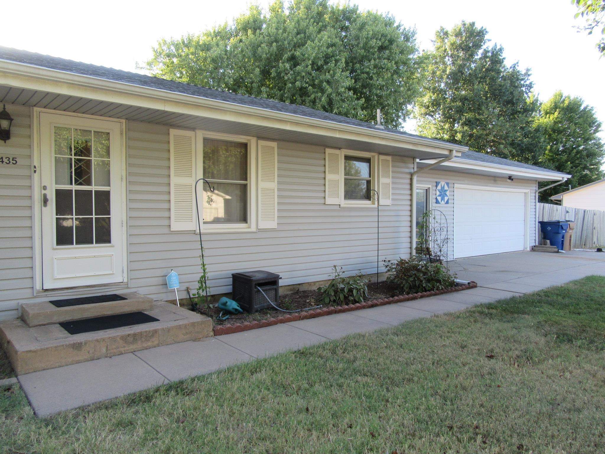 6435 N Wendell St Property Photo 3