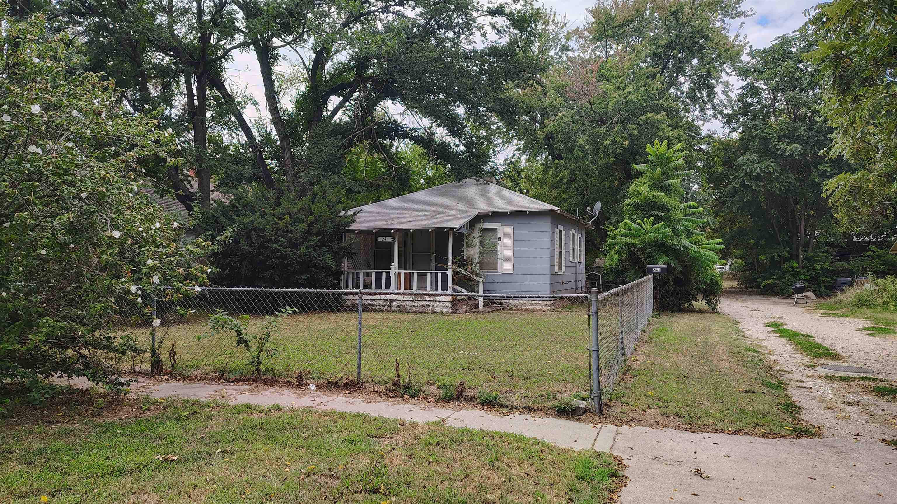 241 N Saint Clair Ave Property Photo 3