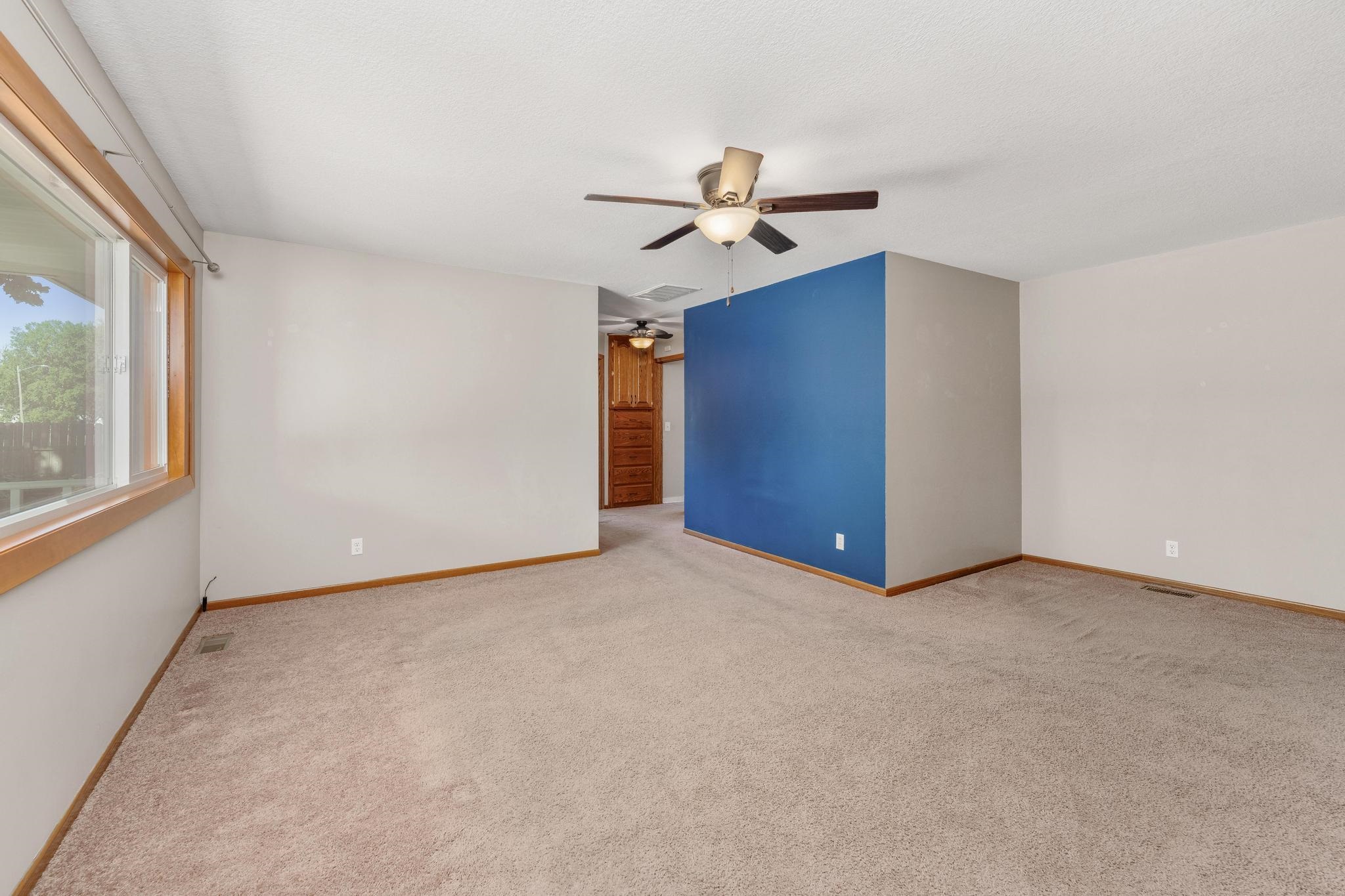 920 W 52nd Property Photo 4