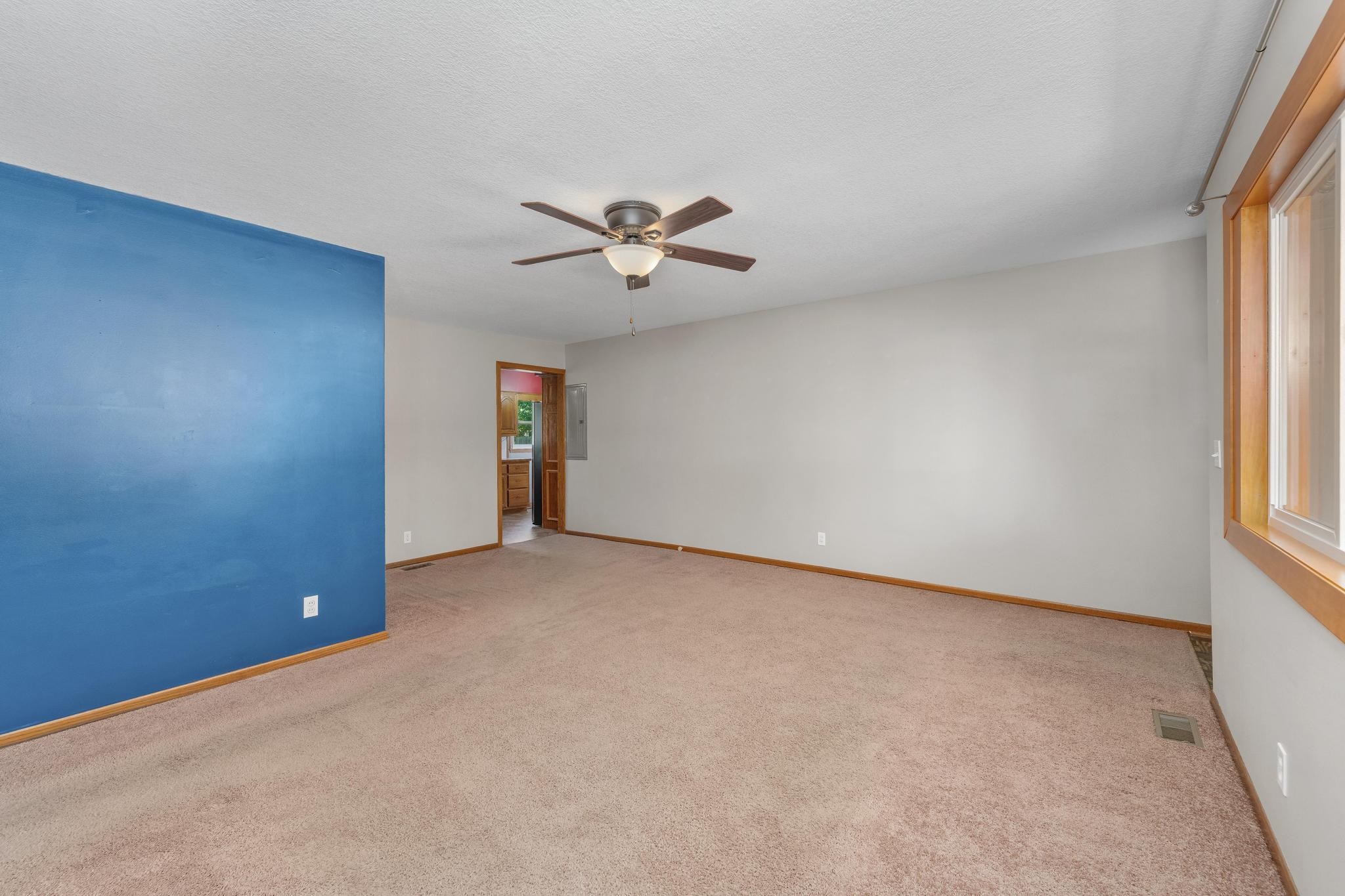920 W 52nd Property Photo 5