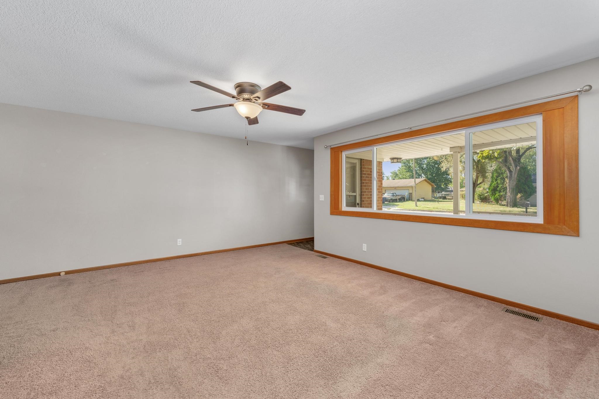 920 W 52nd Property Photo 6