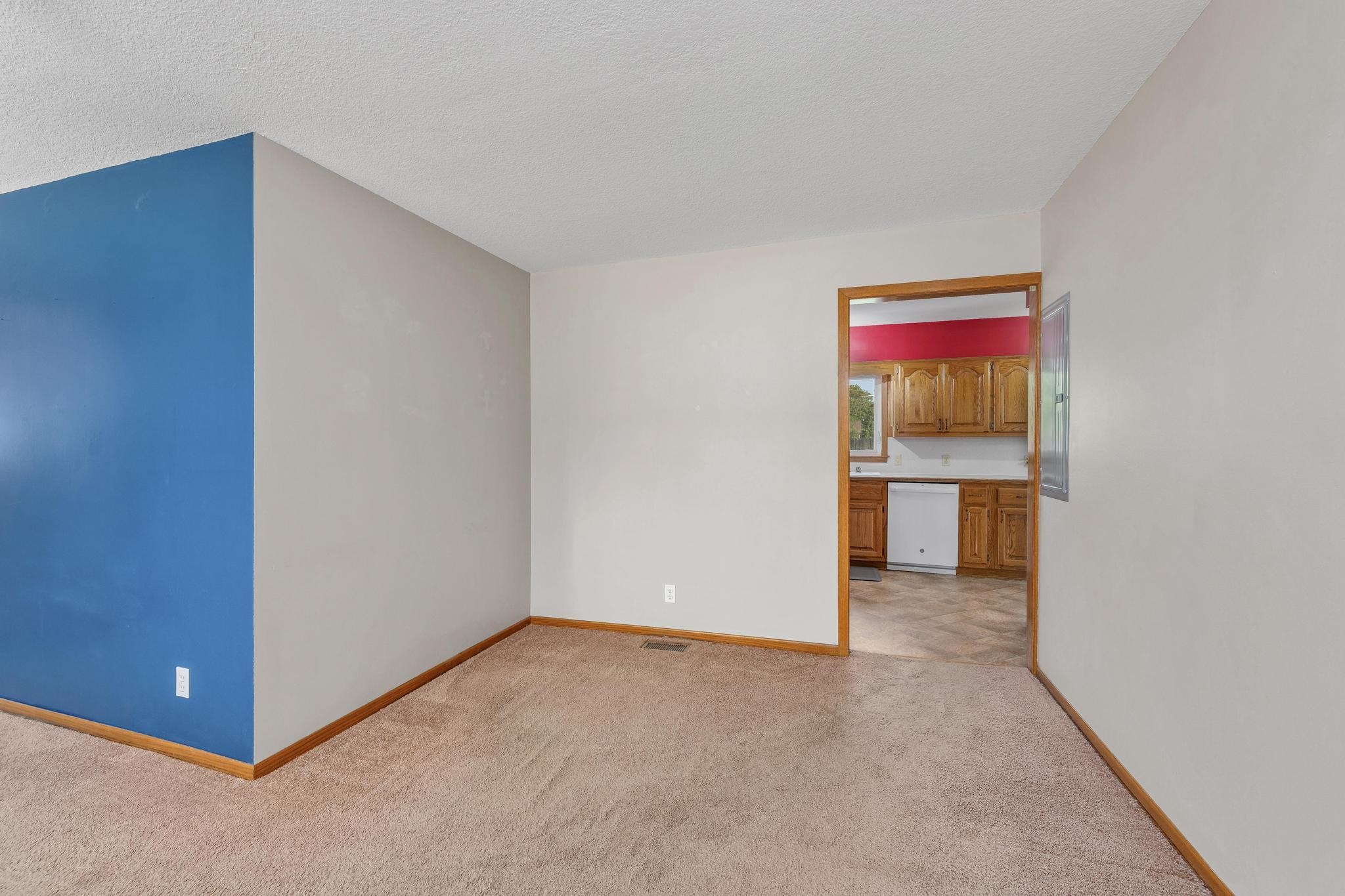 920 W 52nd Property Photo 9