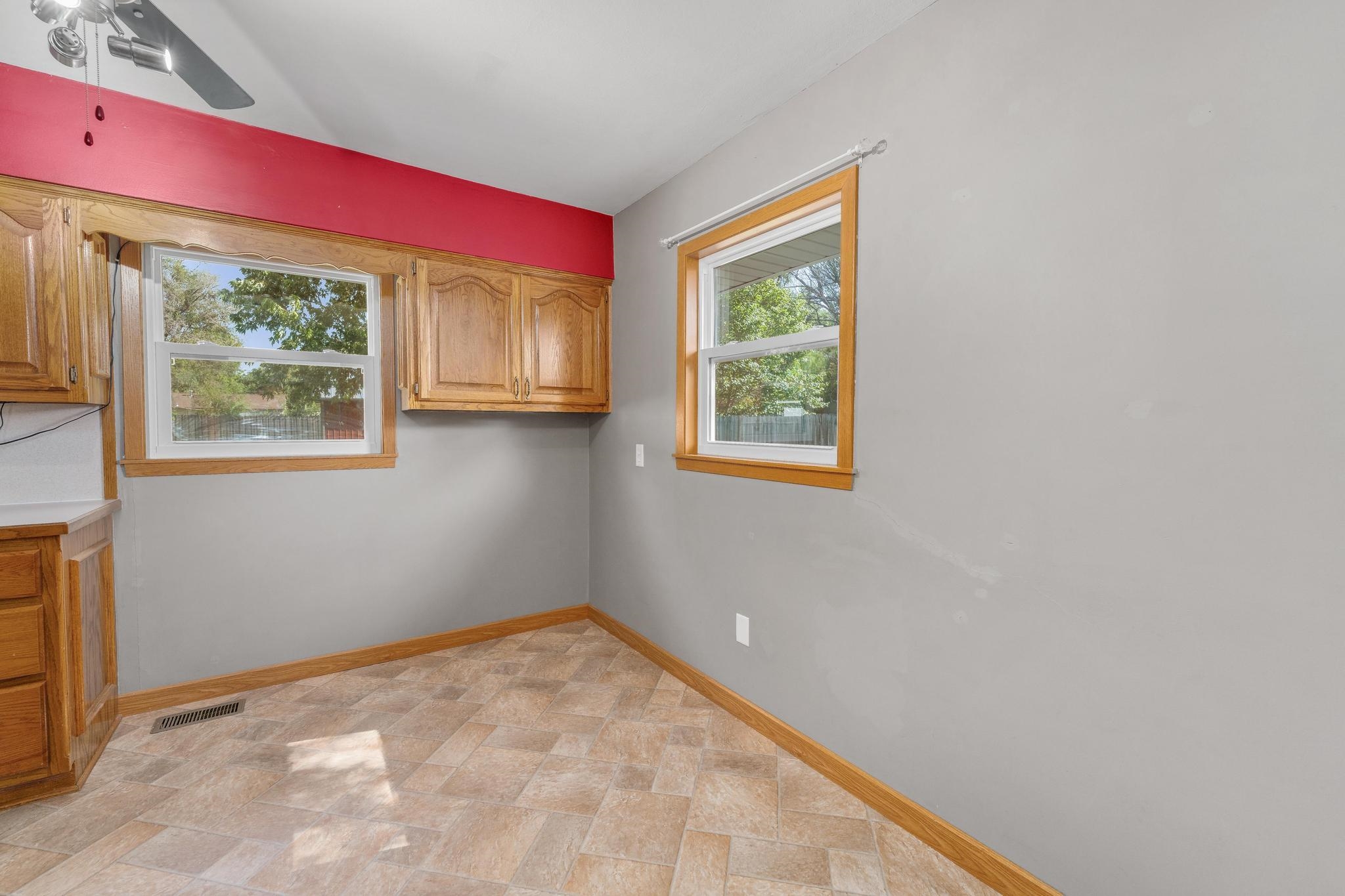 920 W 52nd Property Photo 14