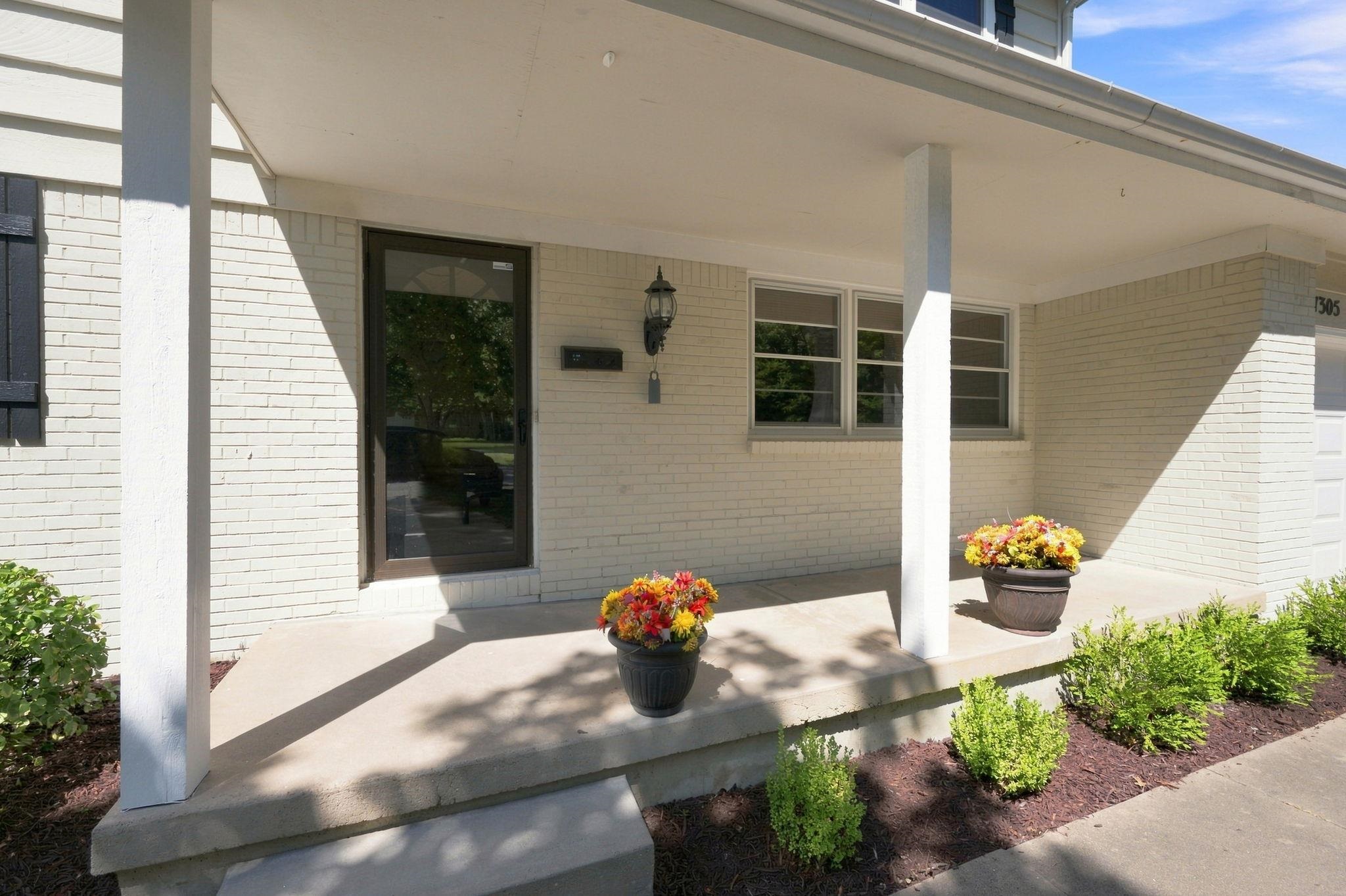 1305 N Gretchen Property Photo 3