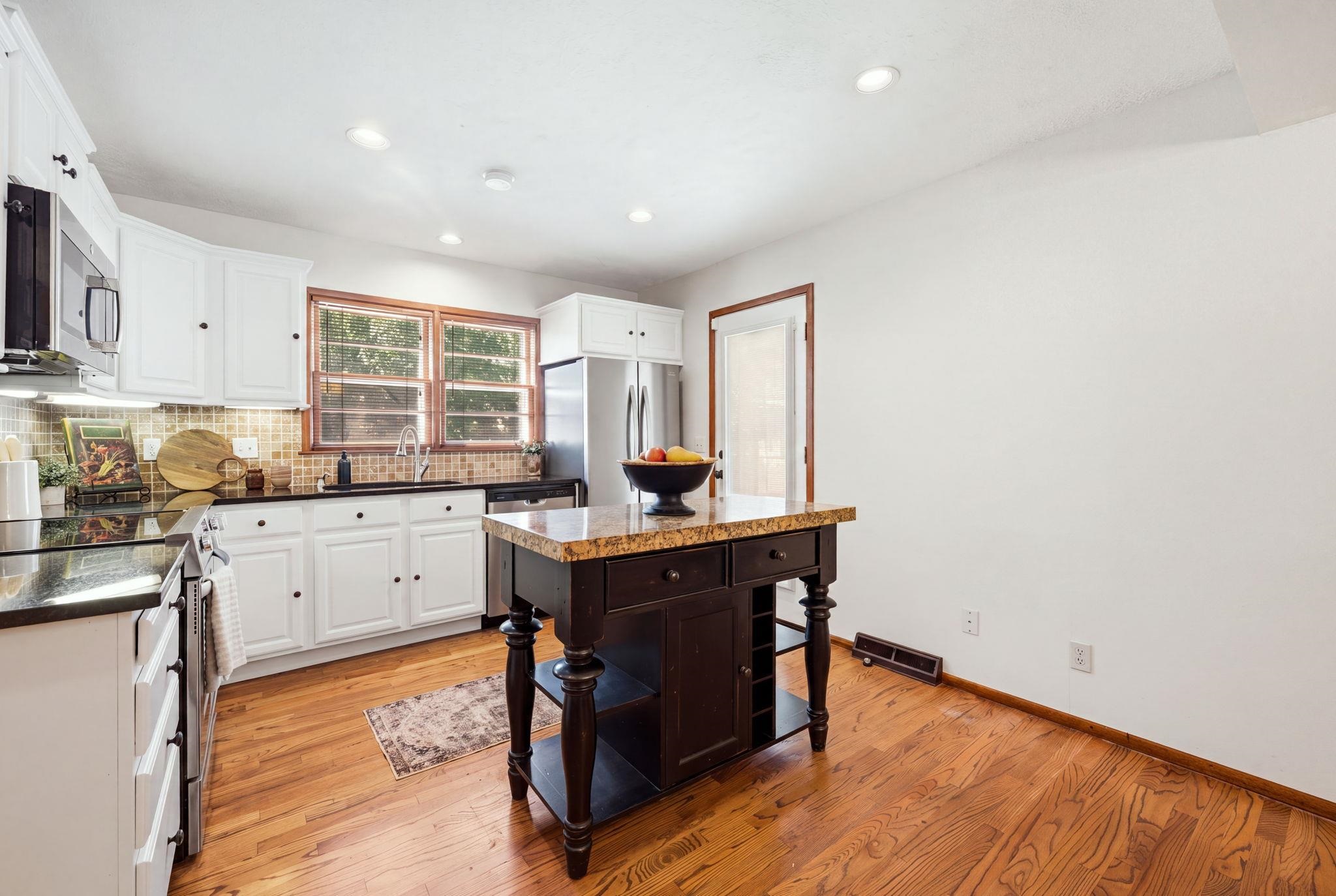 1305 N Gretchen Property Photo 10