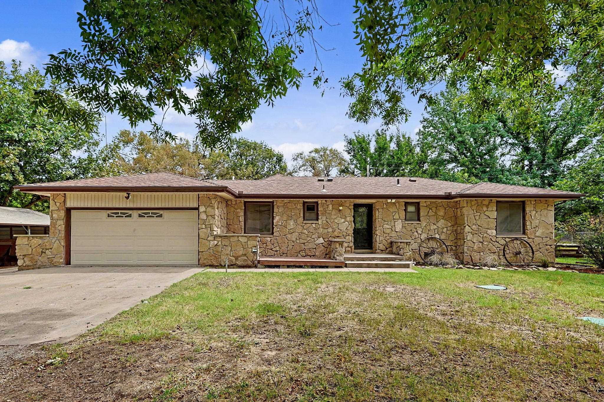 1404 N Greenwich Rd Property Photo 1
