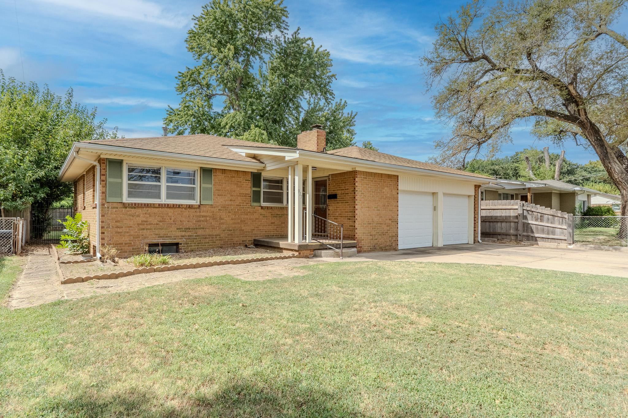 917 W Grand Property Photo 2