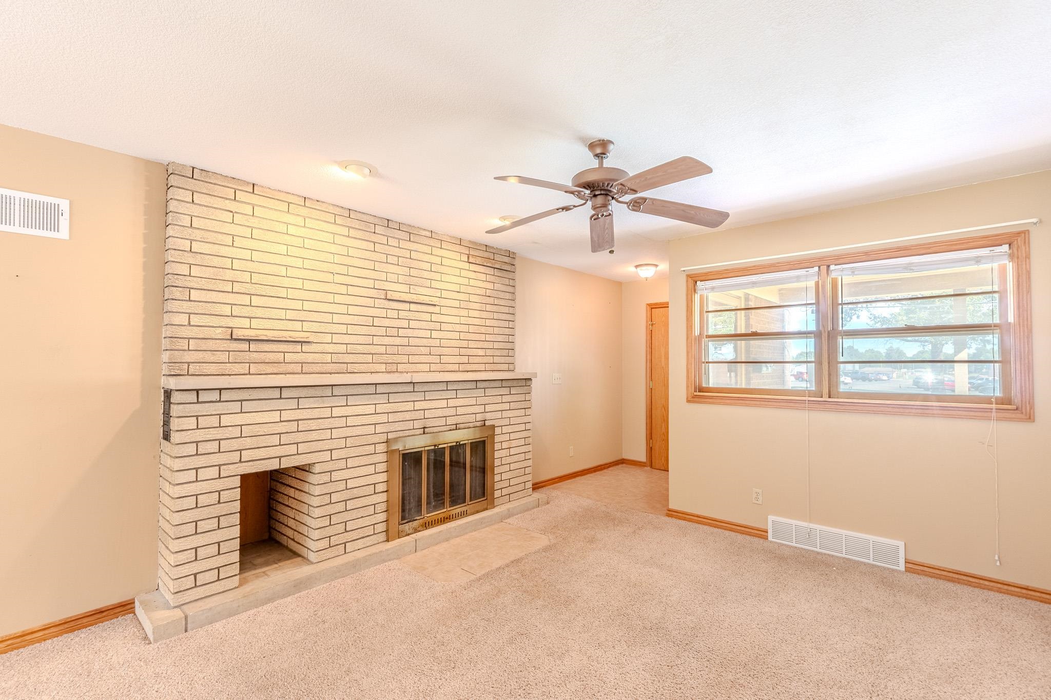917 W Grand Property Photo 3