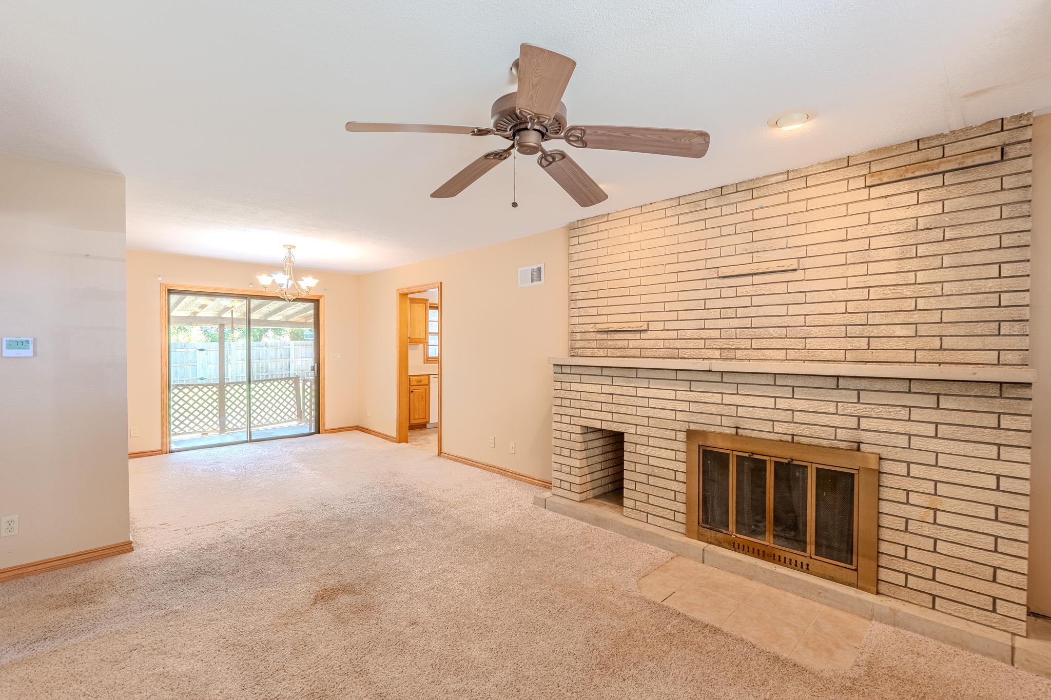 917 W Grand Property Photo 4