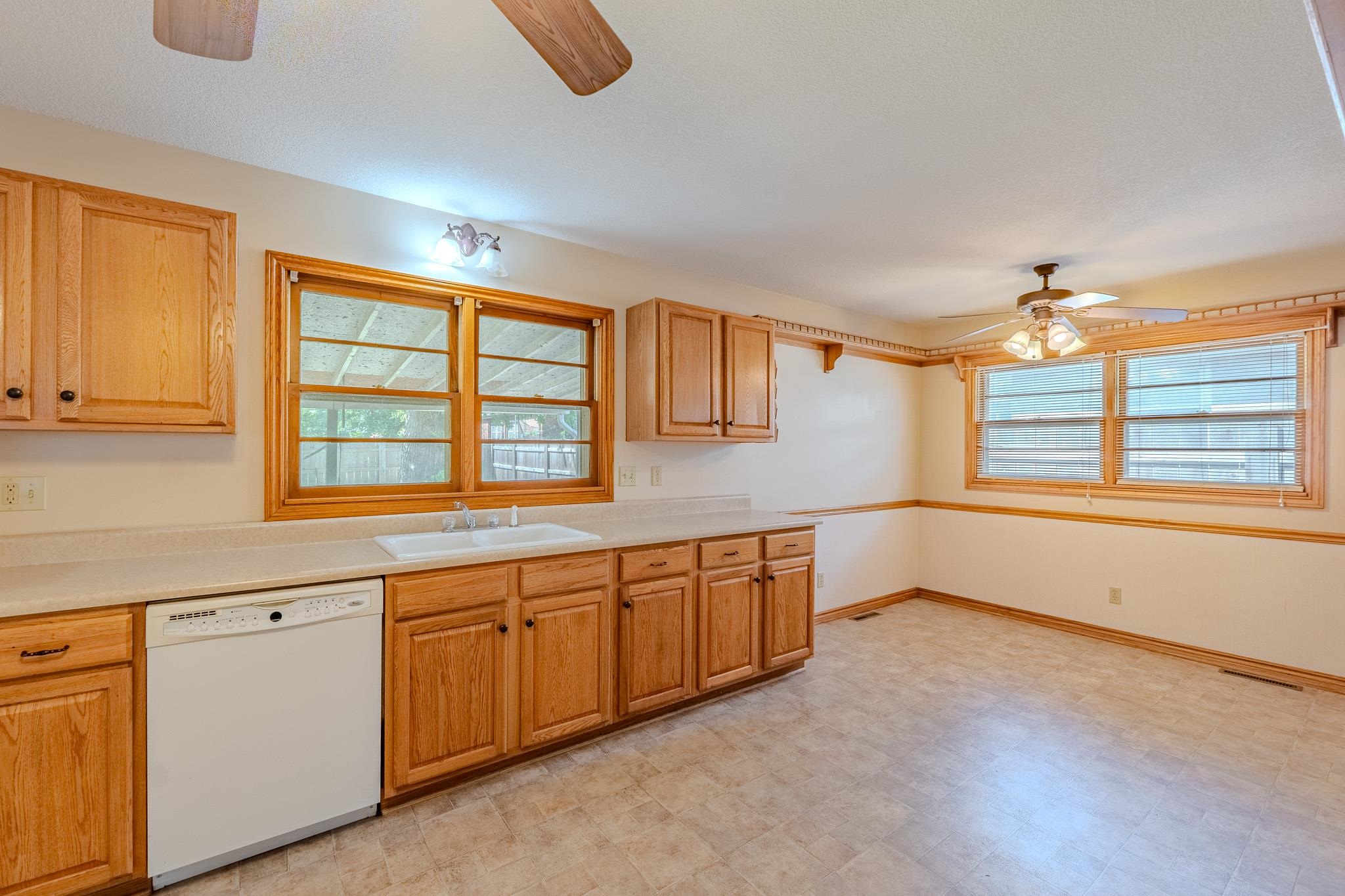 917 W Grand Property Photo 8