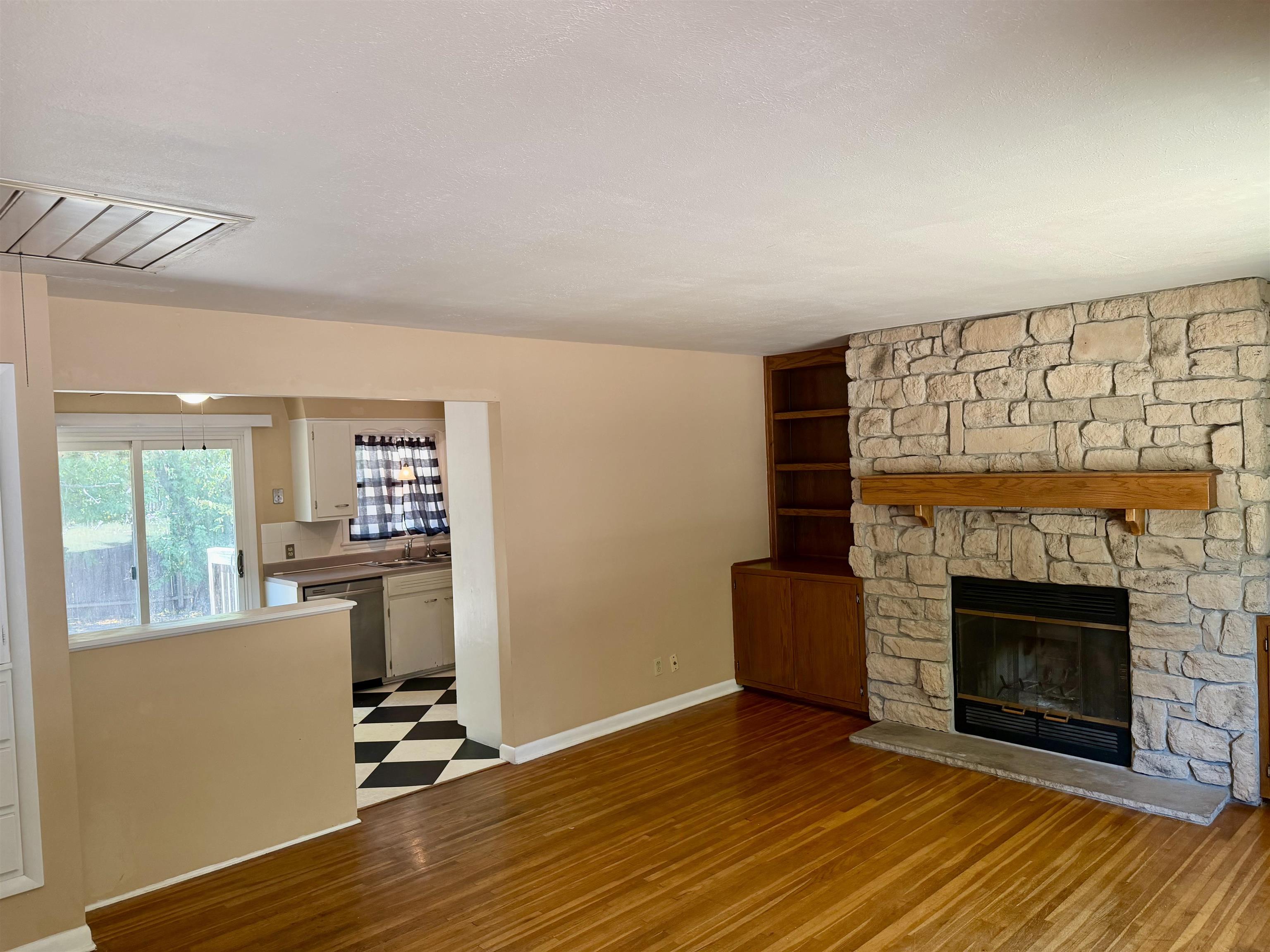 1805 N Woodrow Ct Property Photo 2