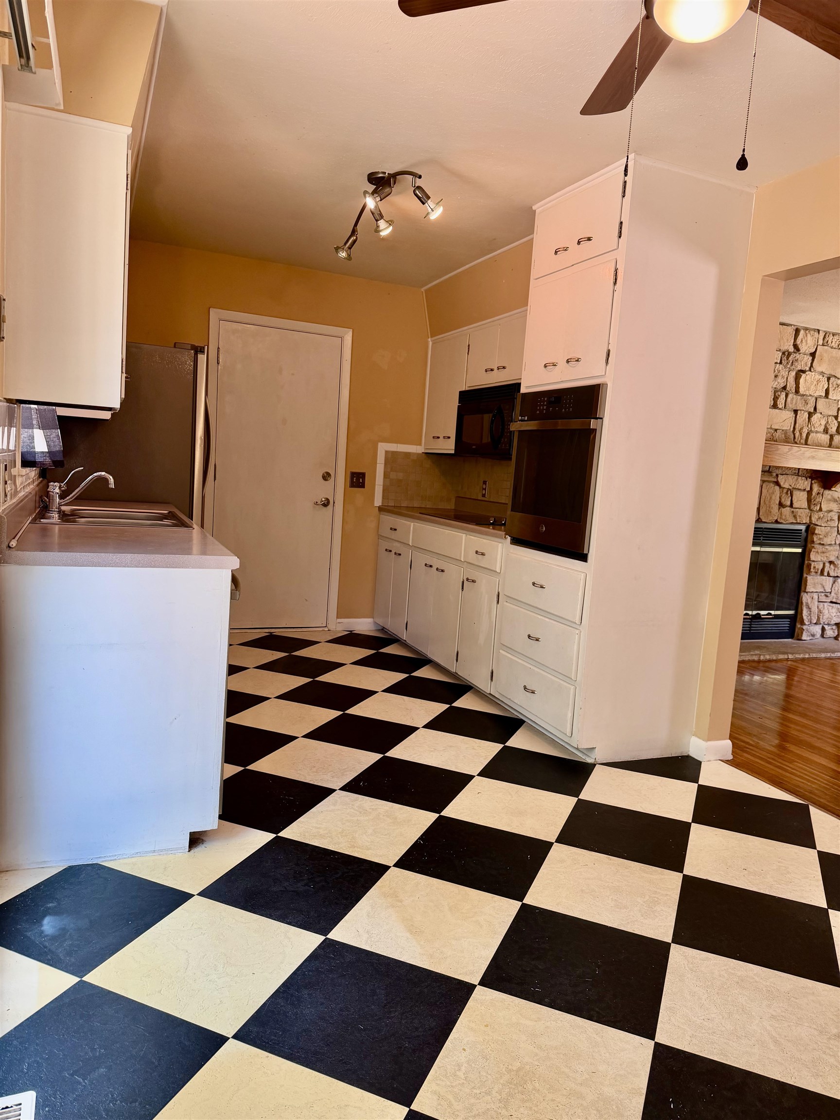 1805 N Woodrow Ct Property Photo 5