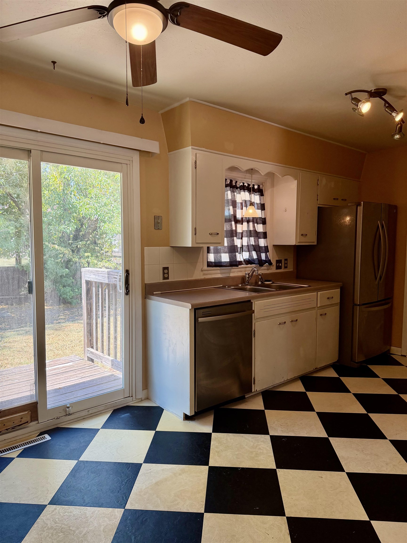 1805 N Woodrow Ct Property Photo 6