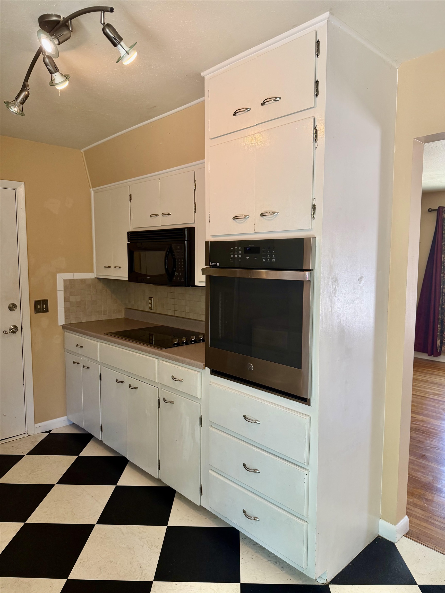 1805 N Woodrow Ct Property Photo 7