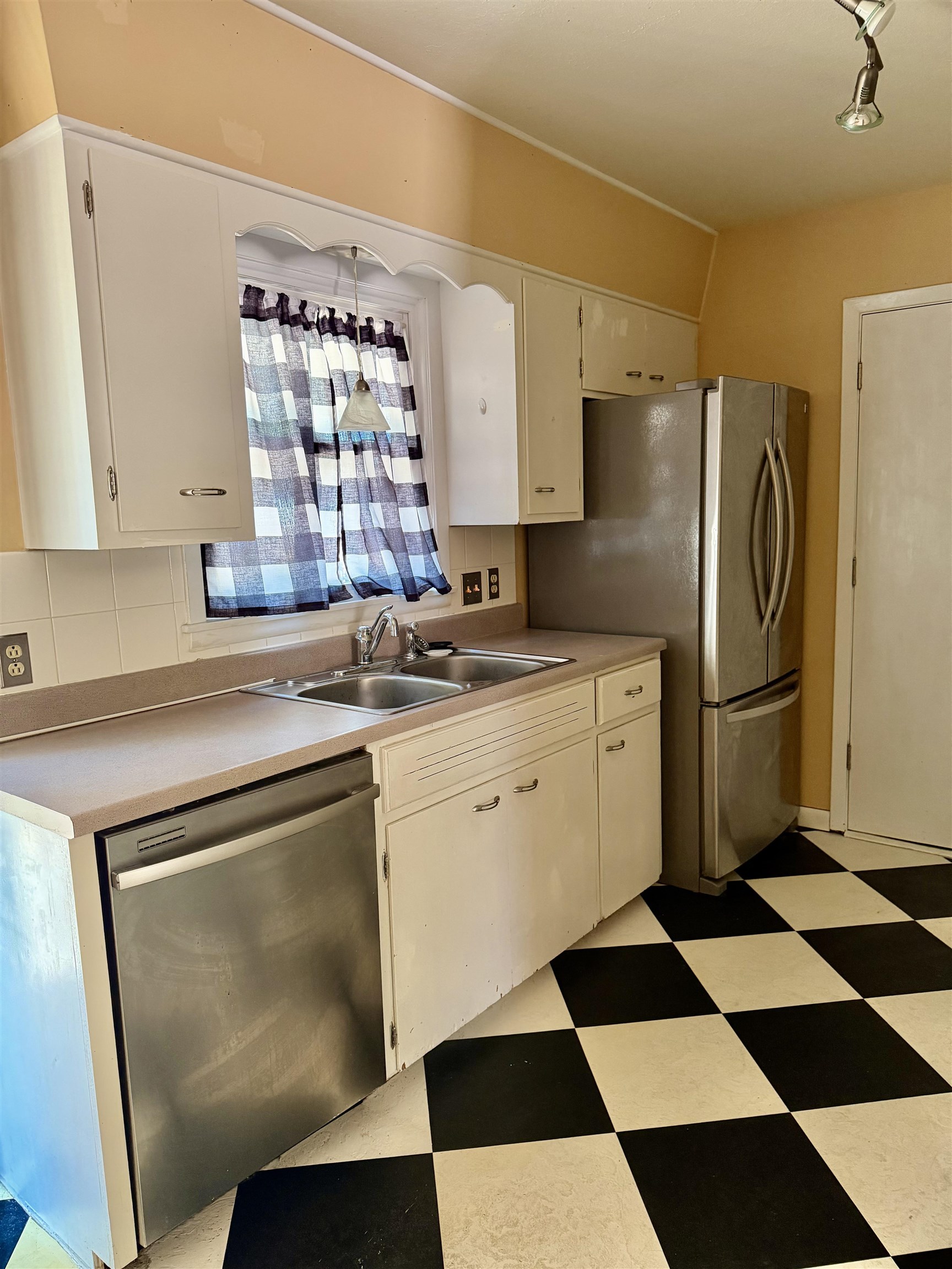 1805 N Woodrow Ct Property Photo 9