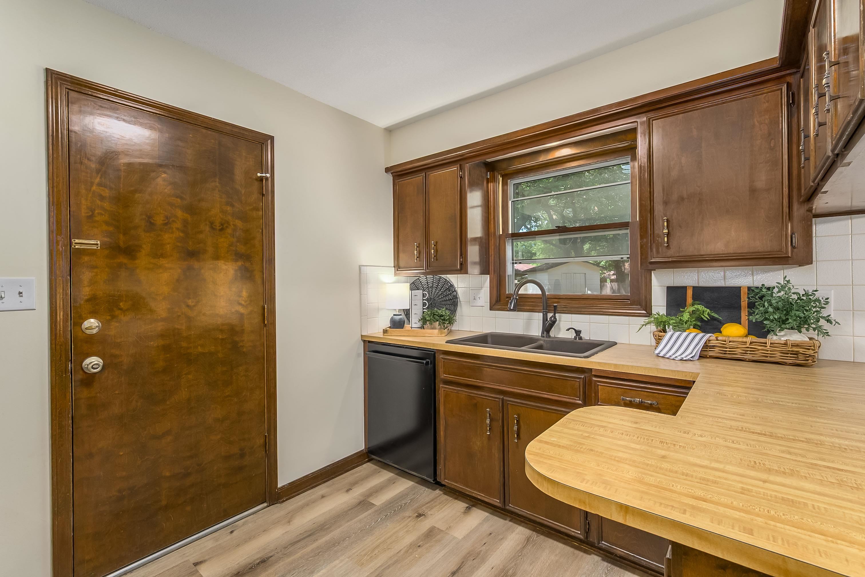 1100 E Market St Property Photo 11