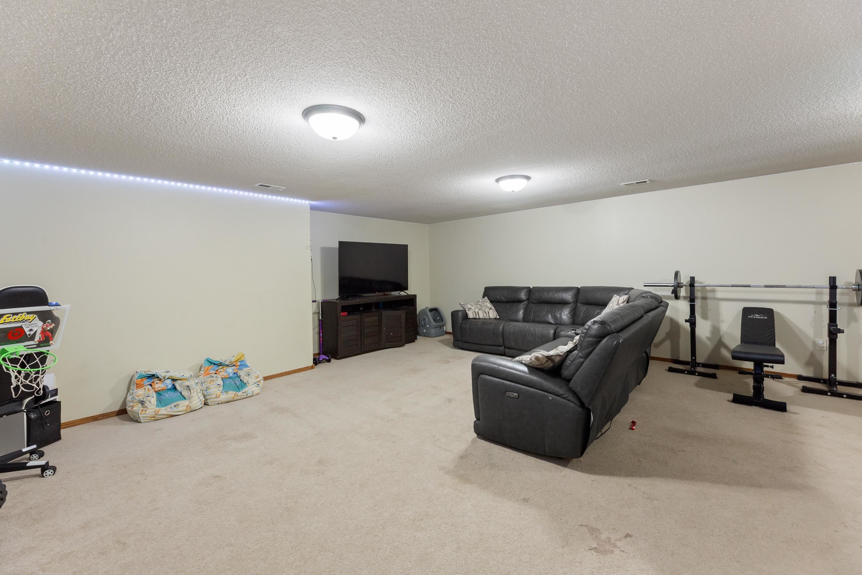 816 Country Ln. Property Photo 24