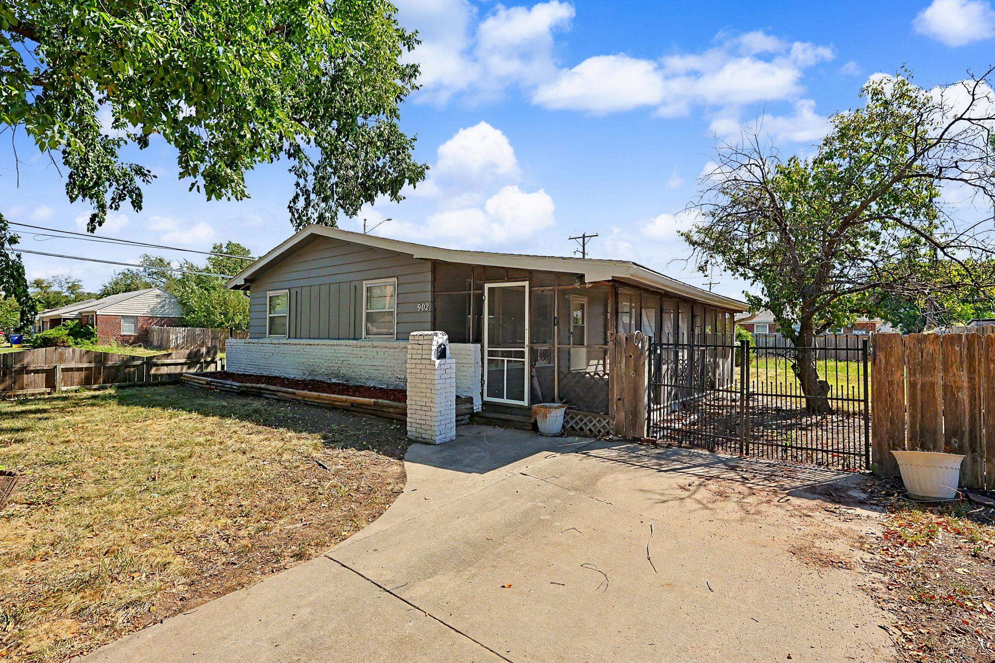 902 S Royal Rd Property Photo 1