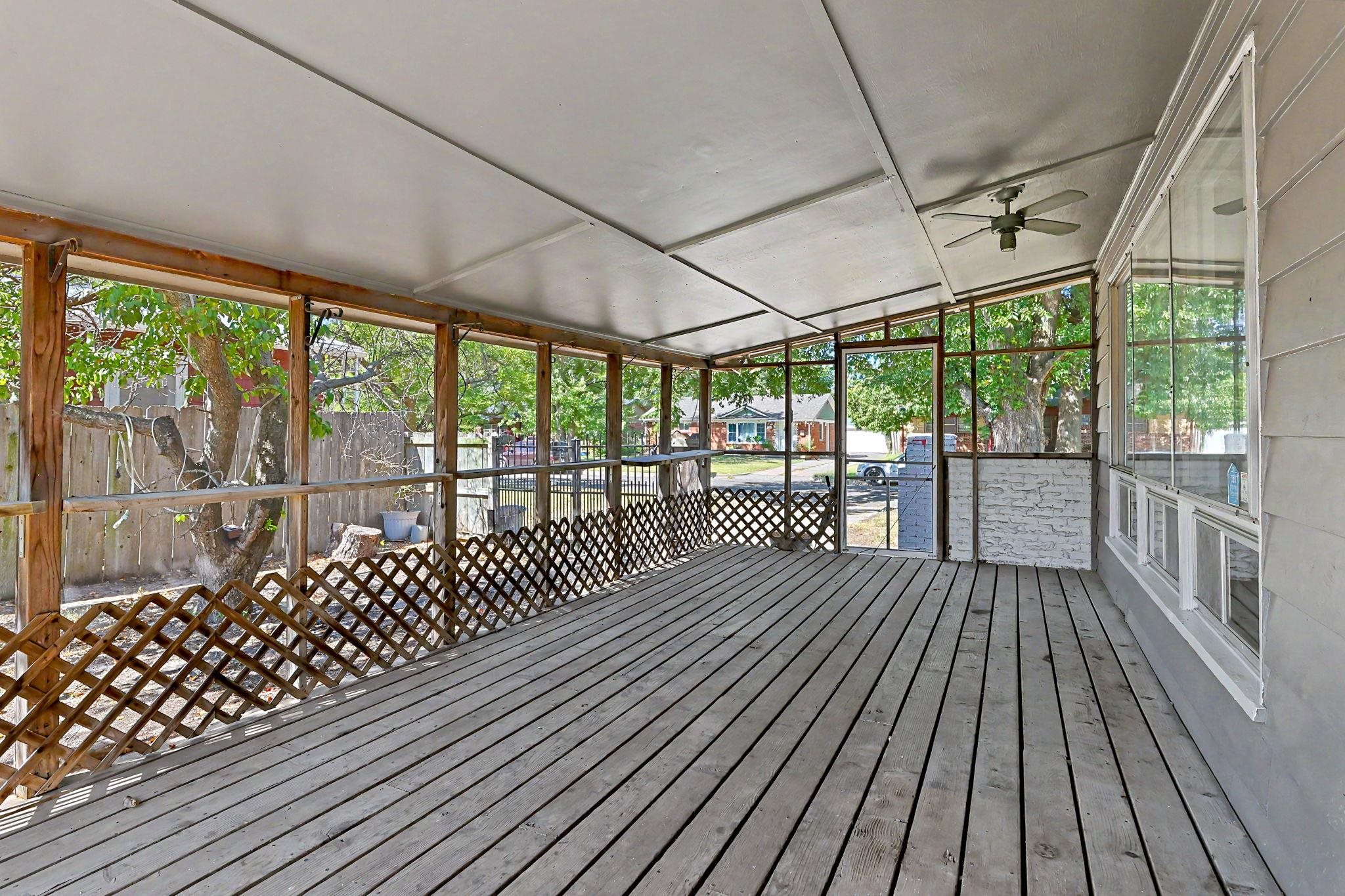 902 S Royal Rd Property Photo 2