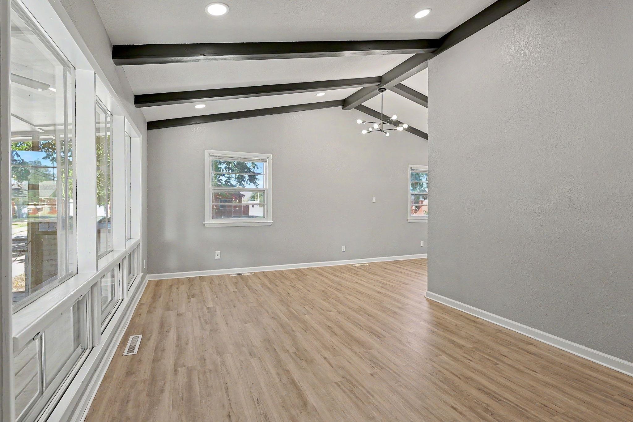 902 S Royal Rd Property Photo 3