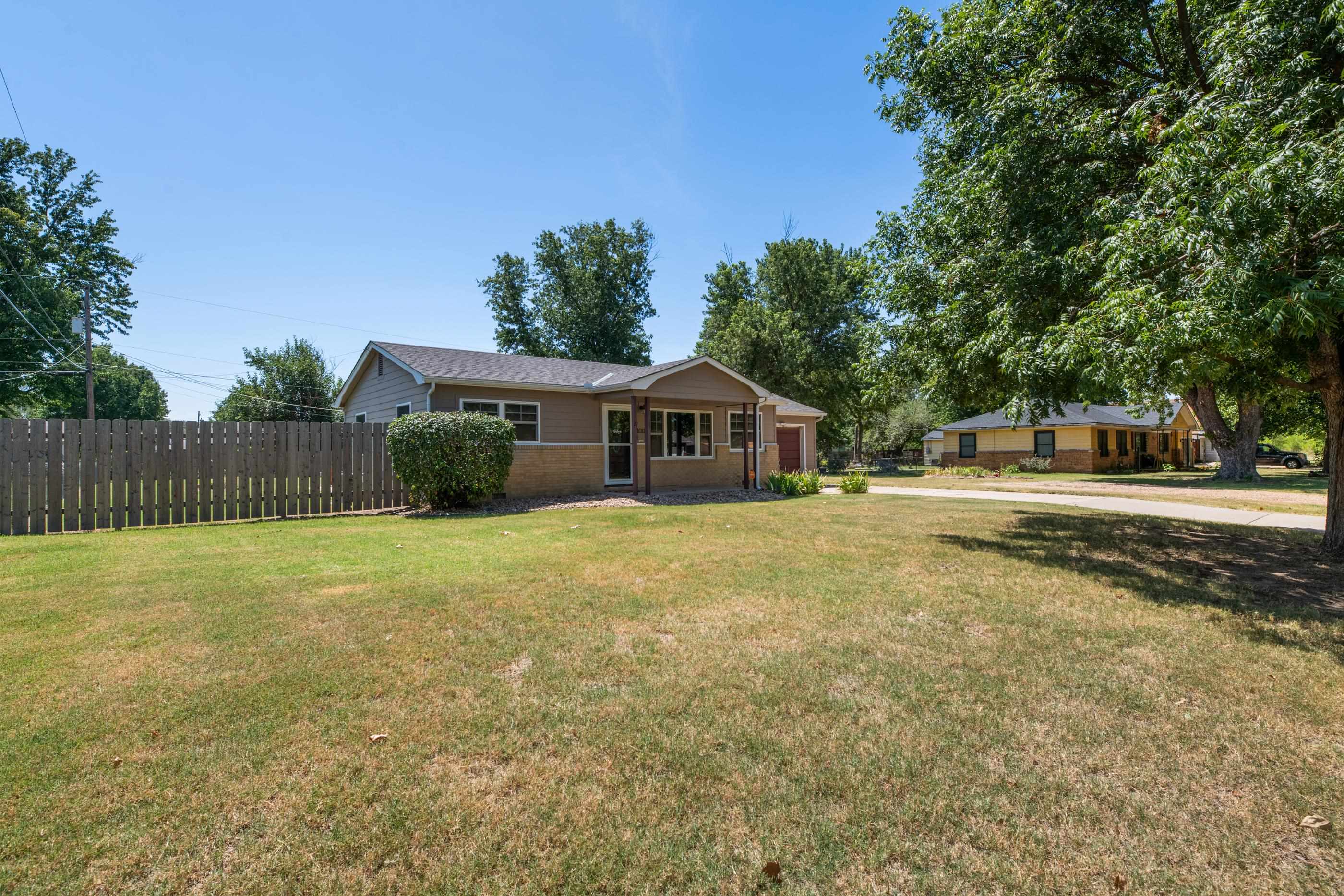 1011 W Lockwood St. Property Photo 2