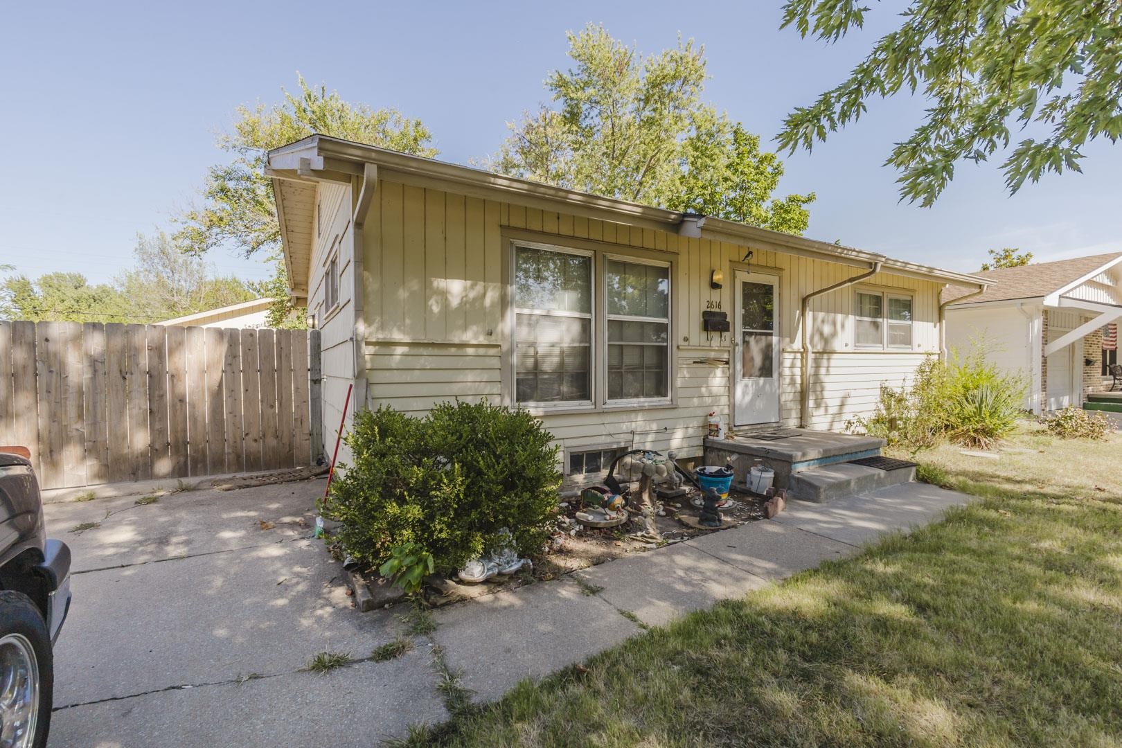 2616 S Oak Property Photo 2