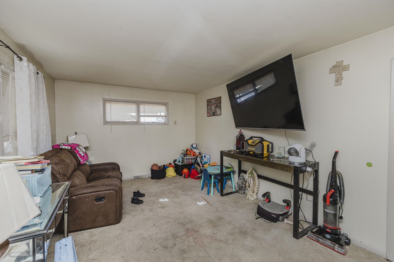 2616 S Oak Property Photo 4