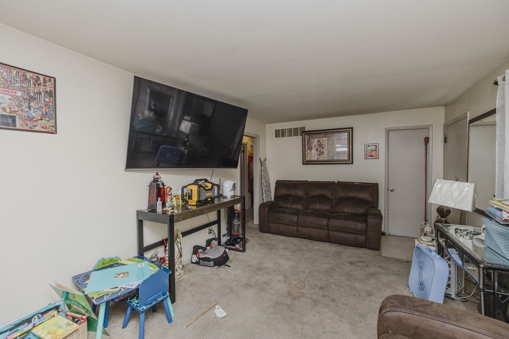 2616 S Oak Property Photo 5
