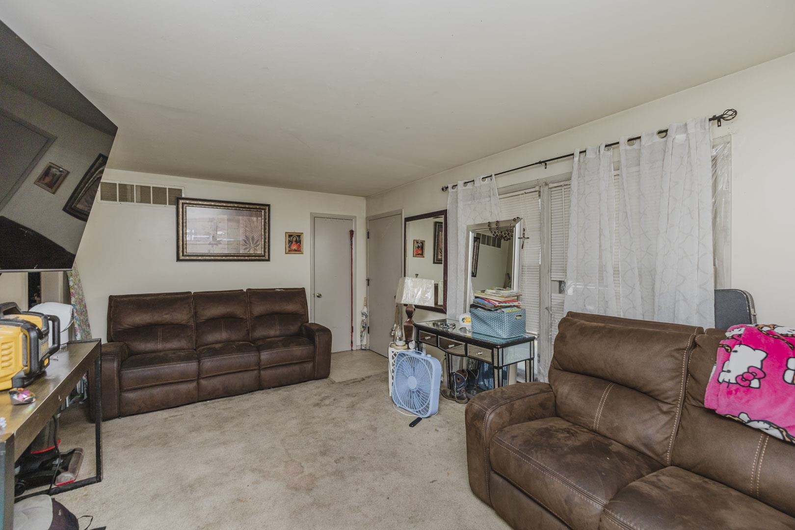 2616 S Oak Property Photo 6