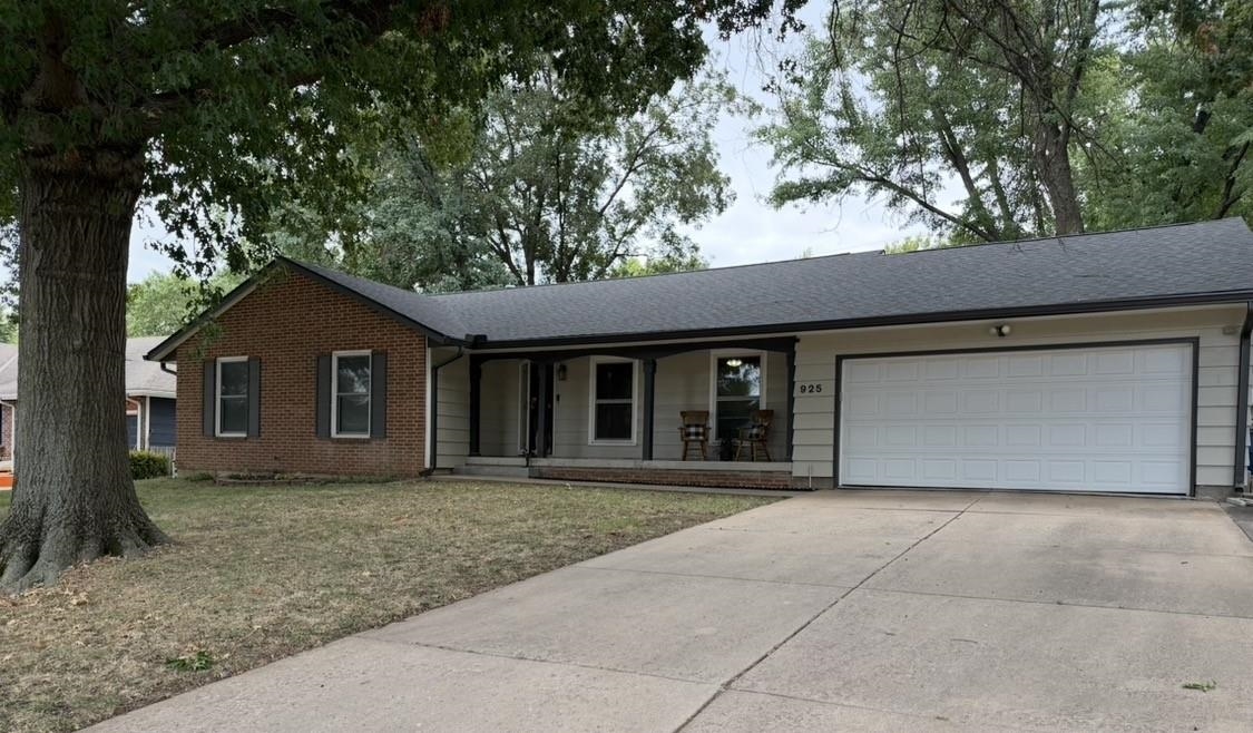 925 E Wedgewood Dr Property Photo 1