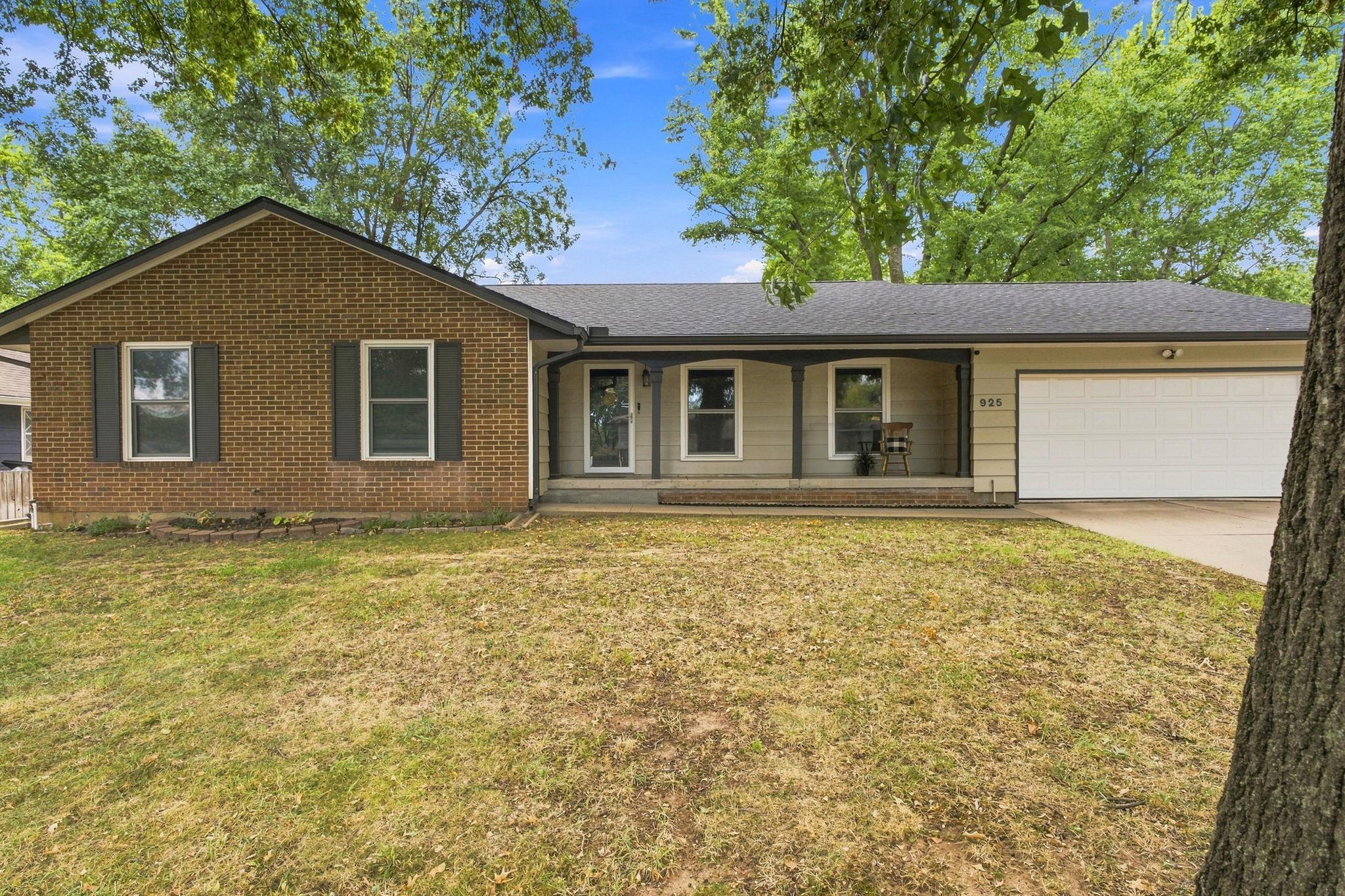 925 E Wedgewood Dr Property Photo 2