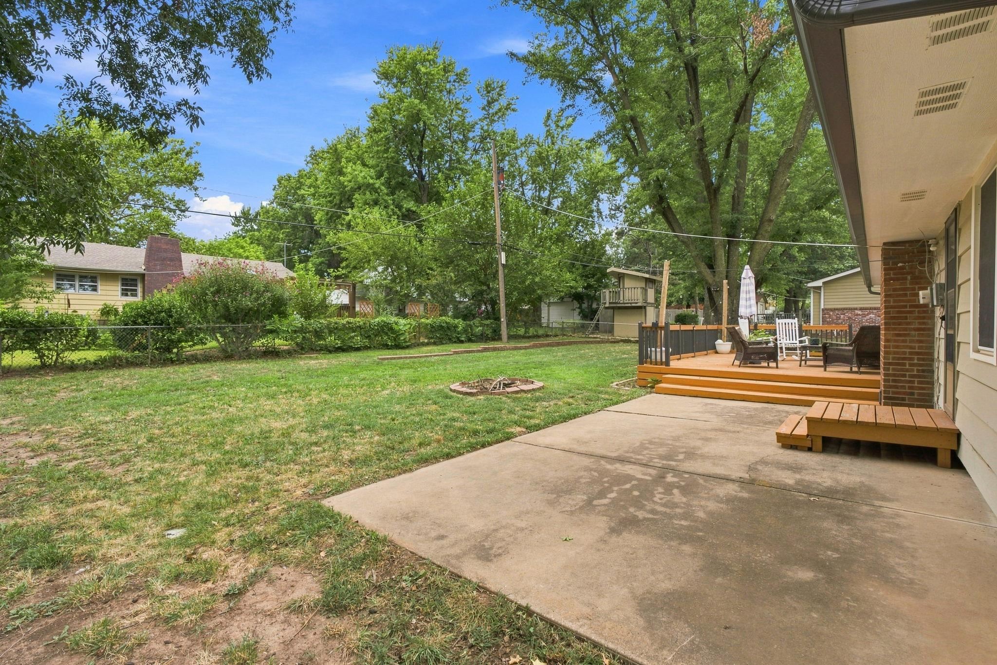 925 E Wedgewood Dr Property Photo 28