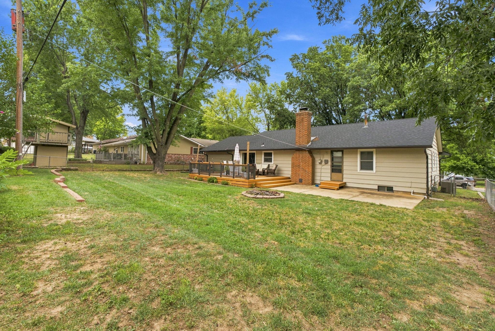 925 E Wedgewood Dr Property Photo 30