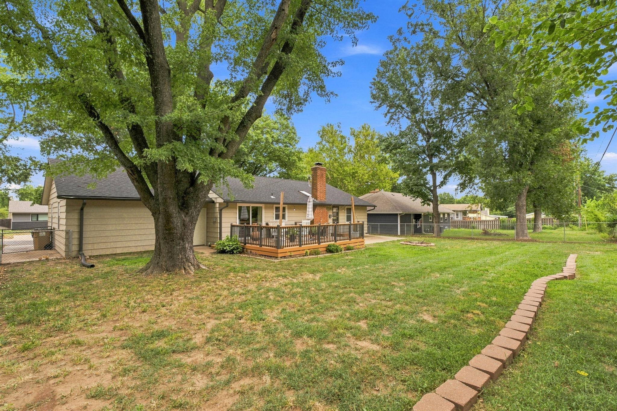 925 E Wedgewood Dr Property Photo 32