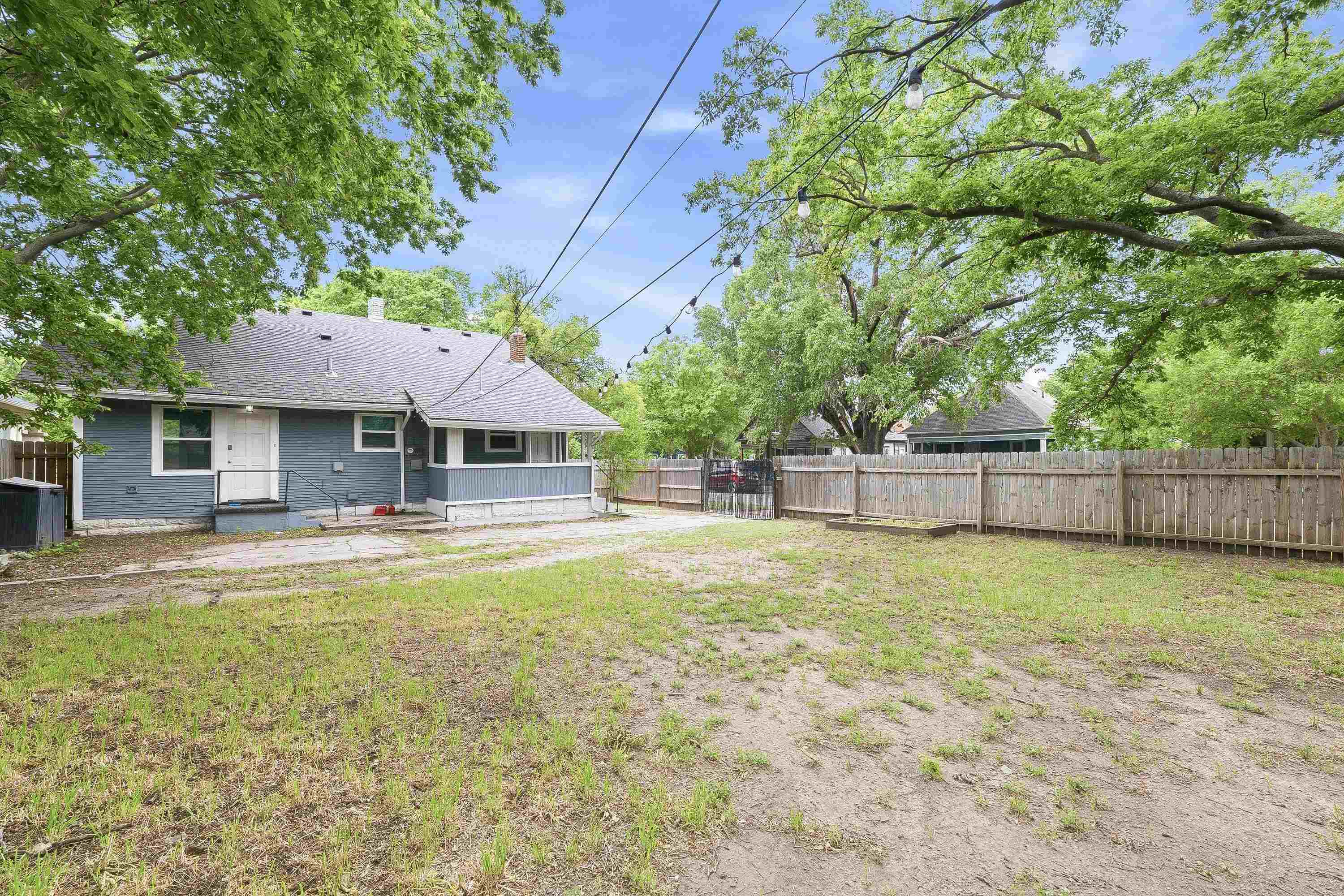 2502 E 2nd Property Photo 29