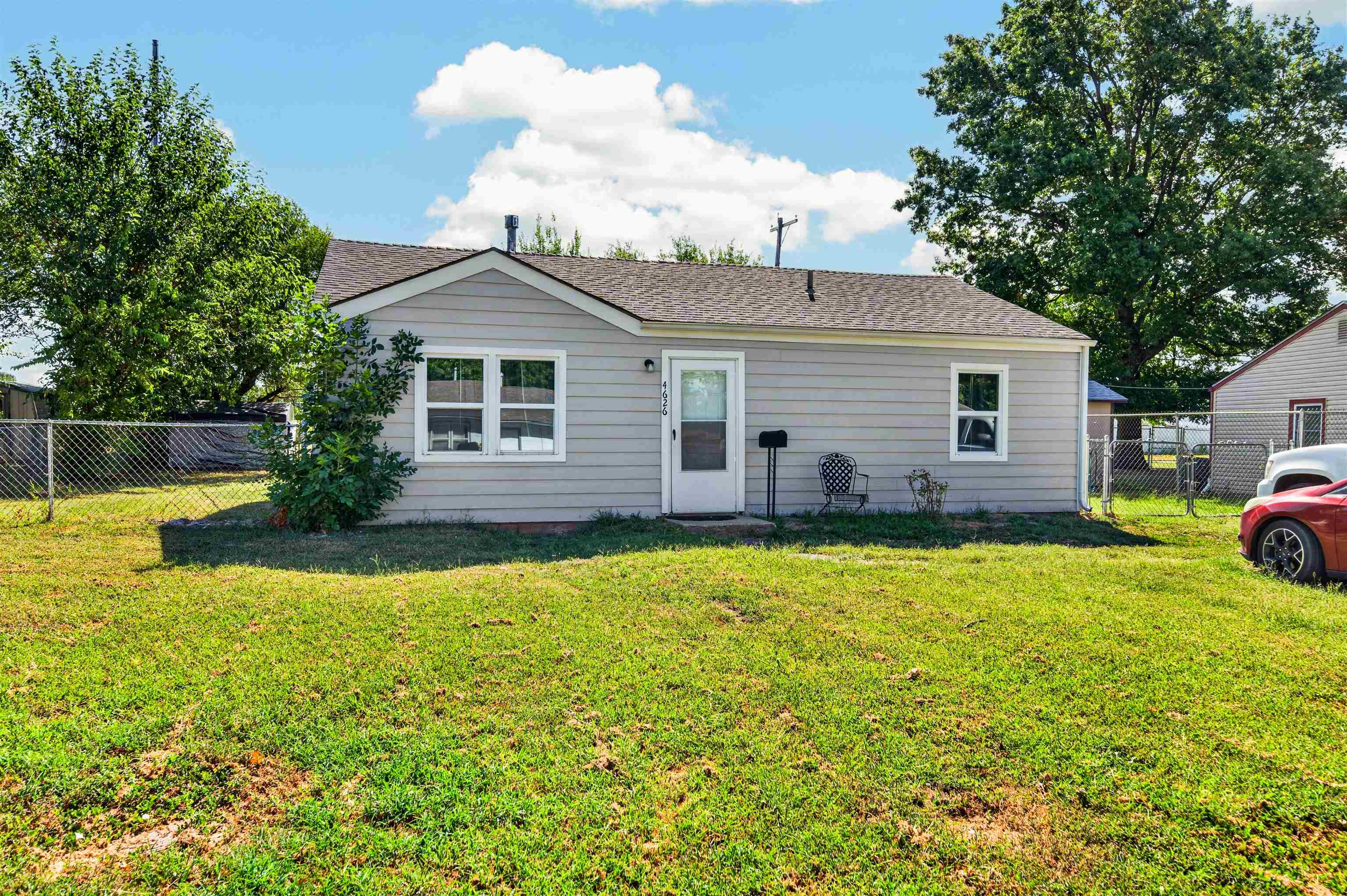 4626 S Hemlock Ave Property Photo 1