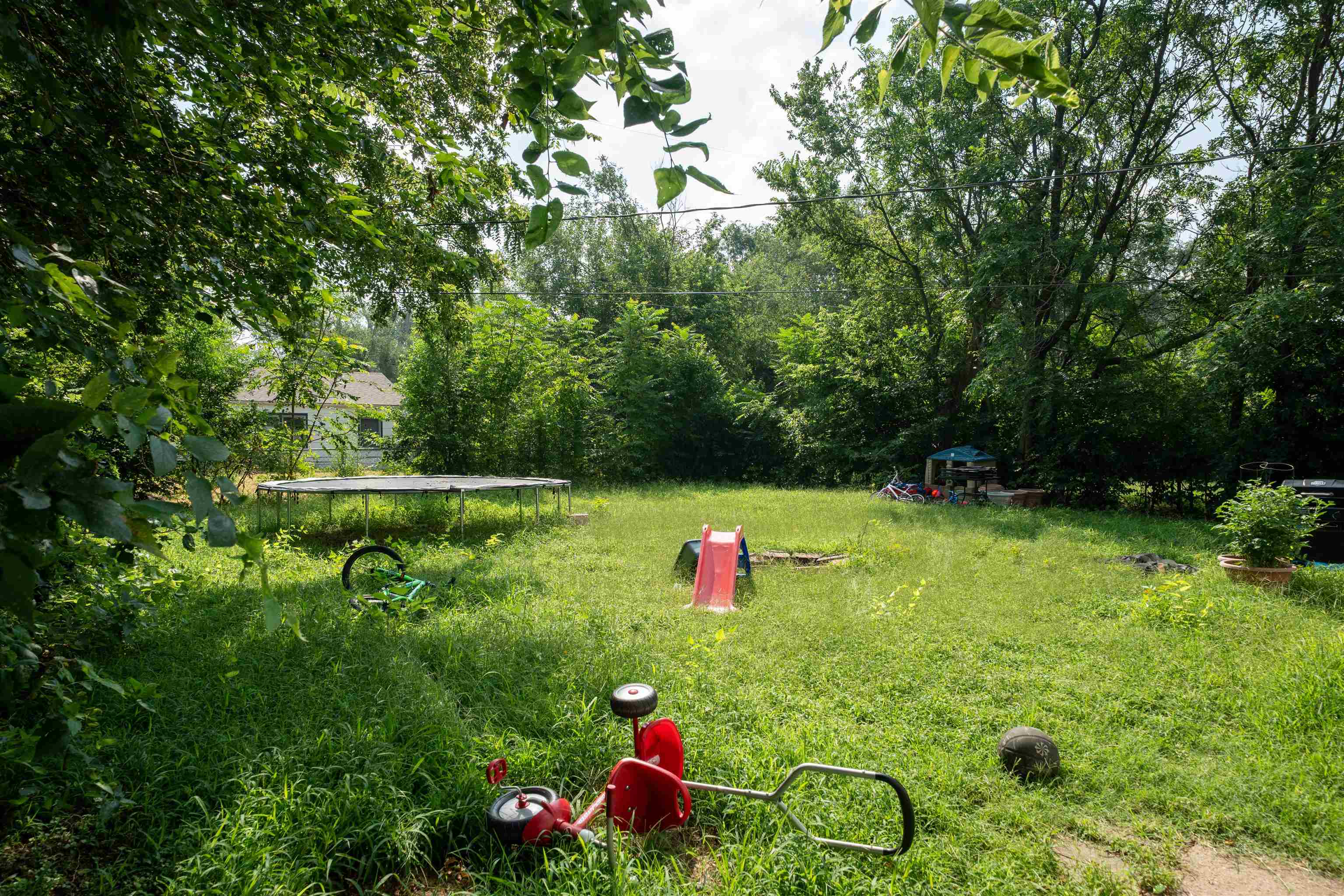 5042 S Meadowview Ave Property Photo 3