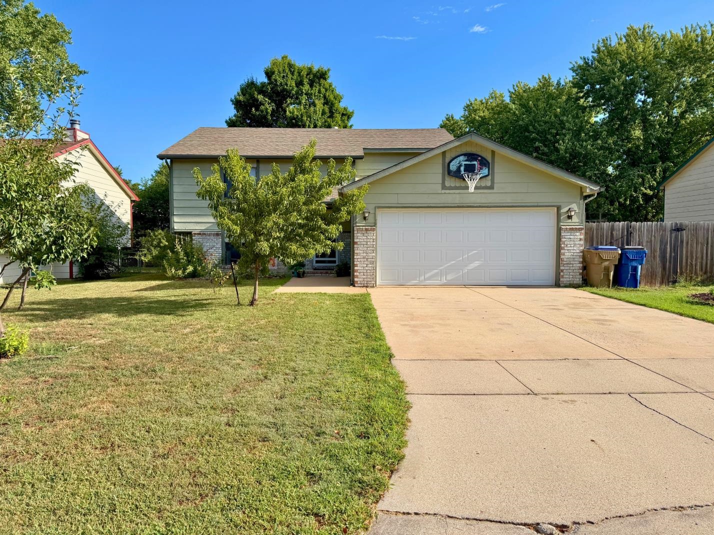 336 W Tomahawk Property Photo 1